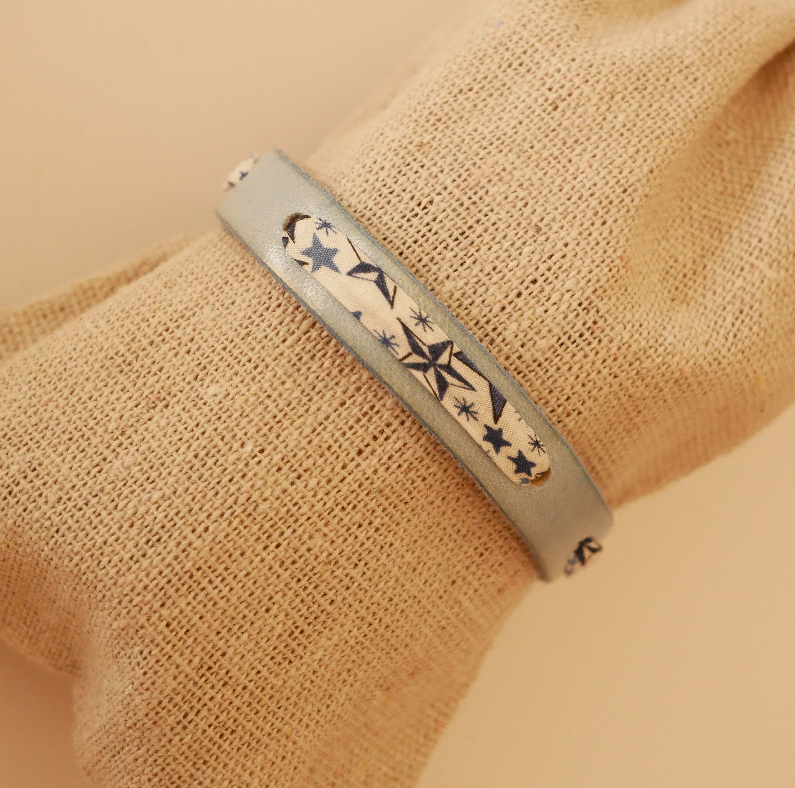 Bracciale Florâme con nastro liberty stelle blu su pelle celeste