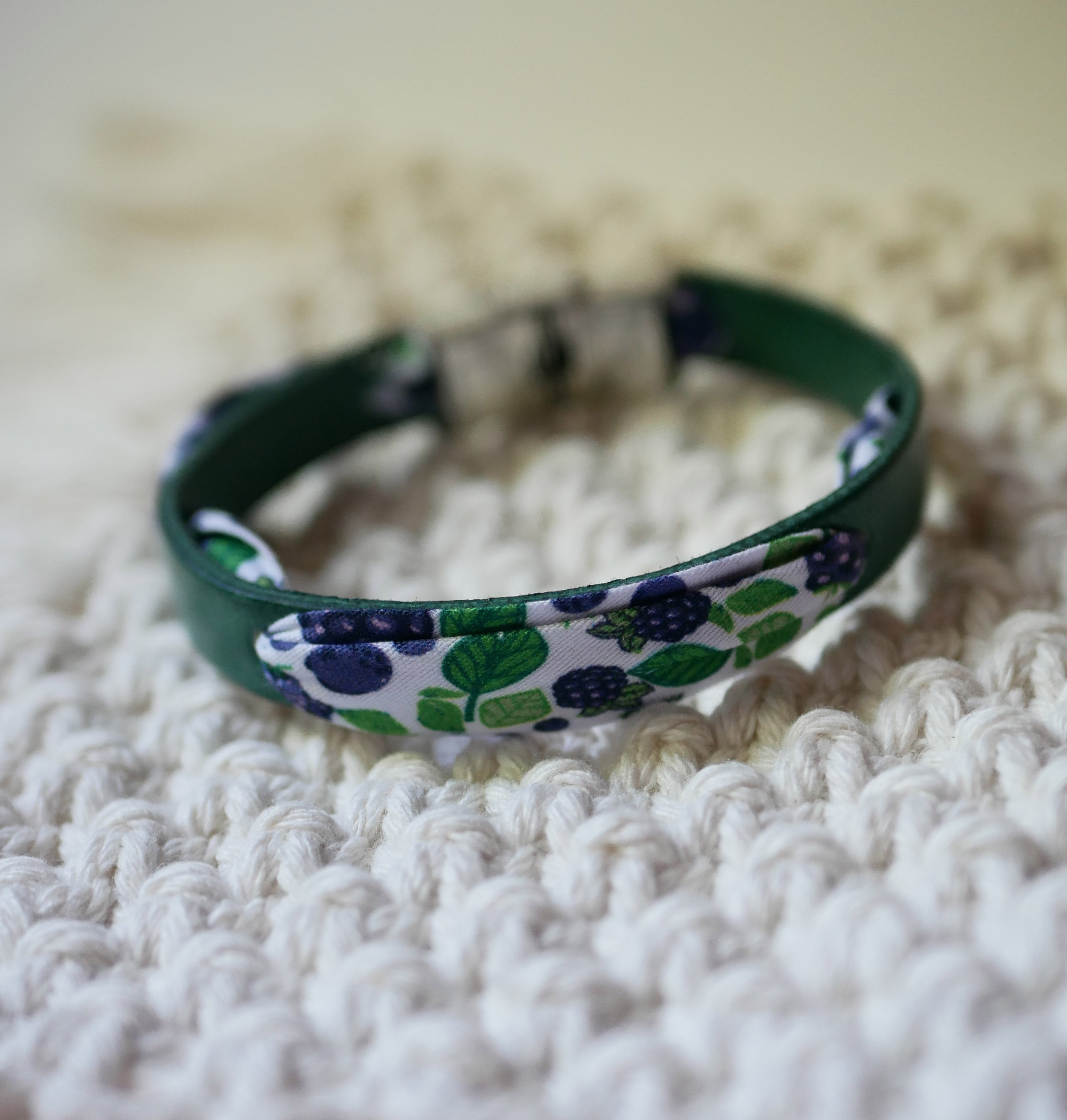 Bracciale Flor&acirc;me con nastro di frutti di mora su pelle verde