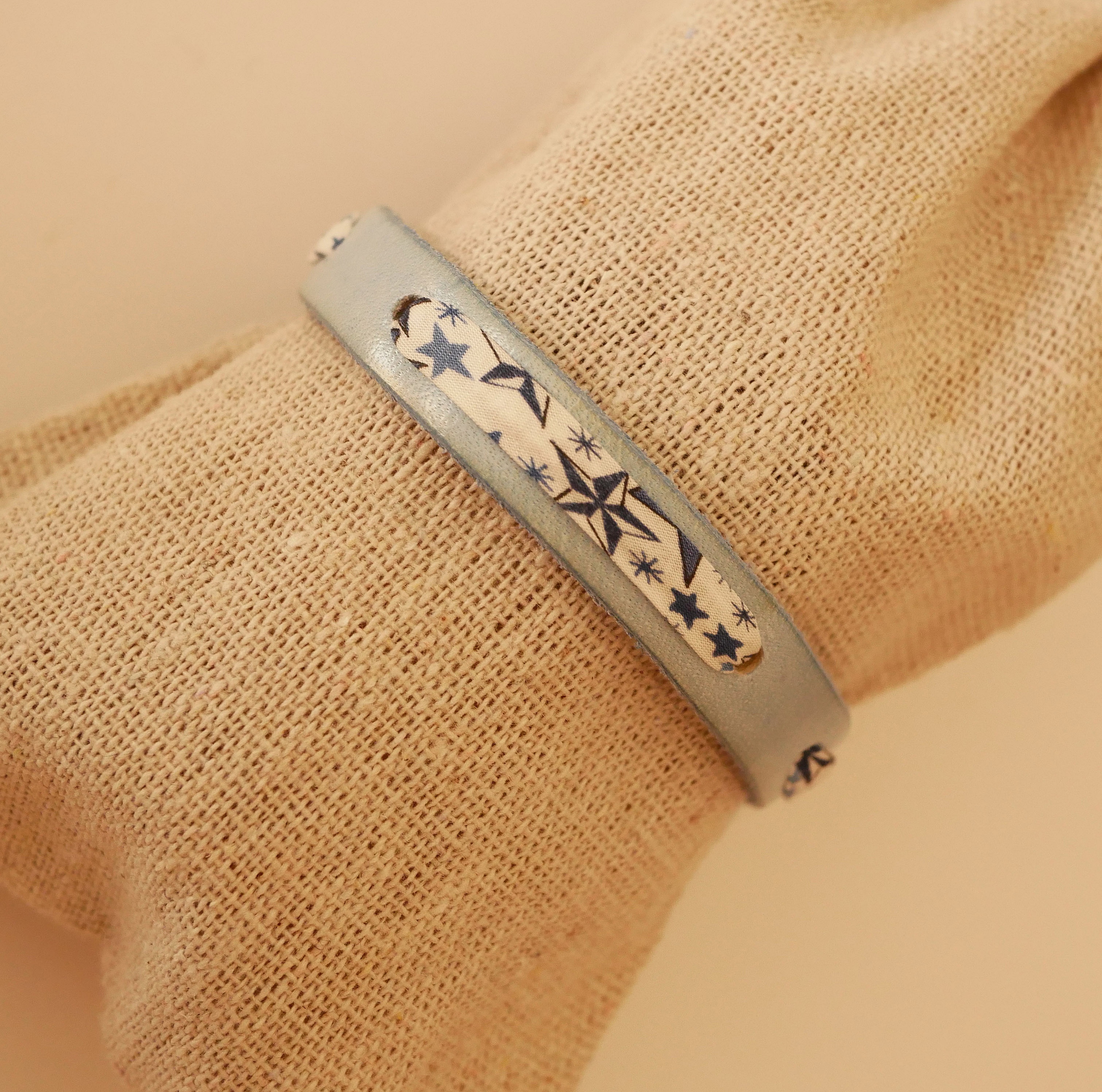 Bracciale Flor&acirc;me con nastro liberty stelle blu su pelle celeste