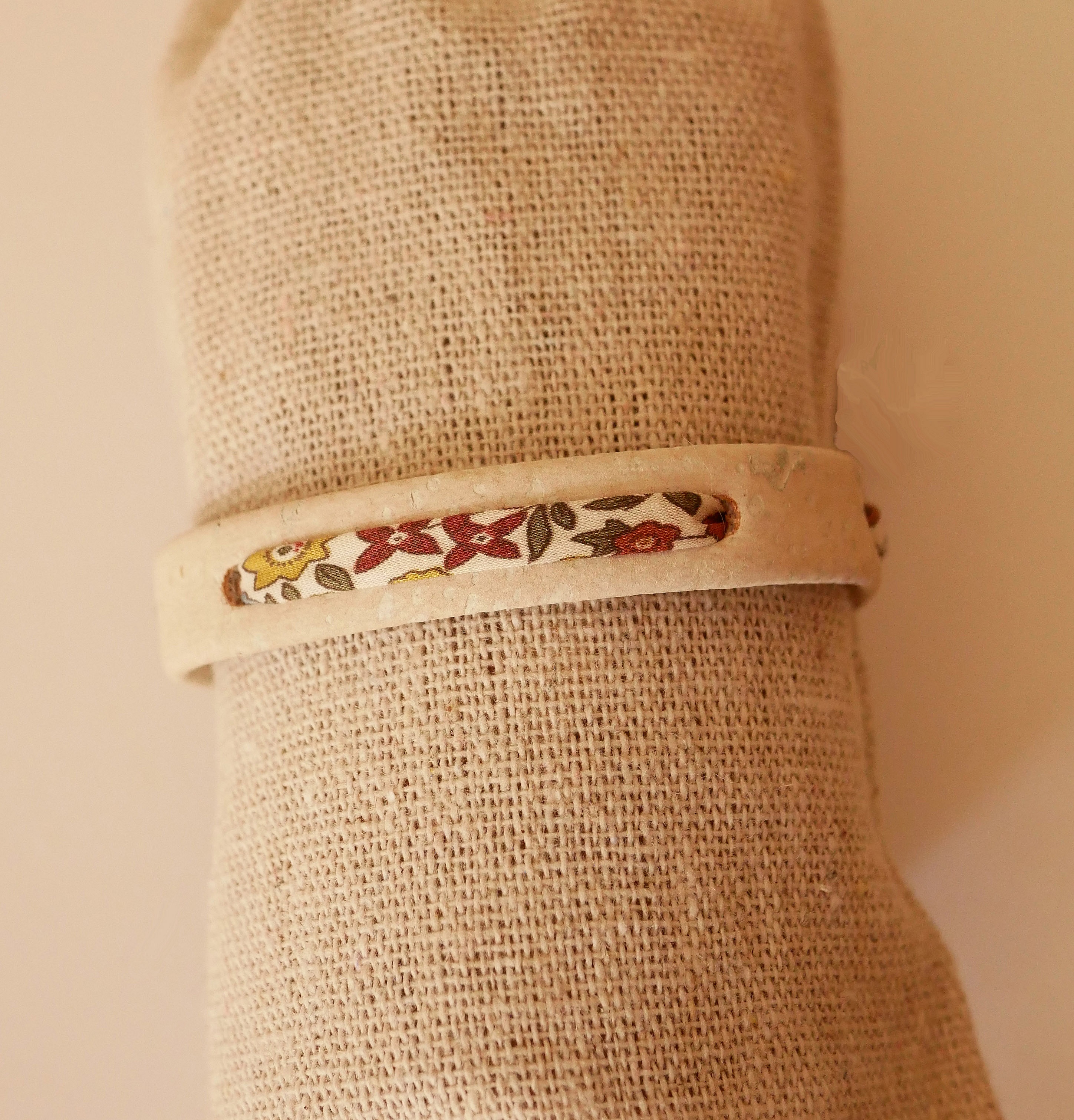 Bracelet Florâme végétal en liège blanc avec ruban liberty.