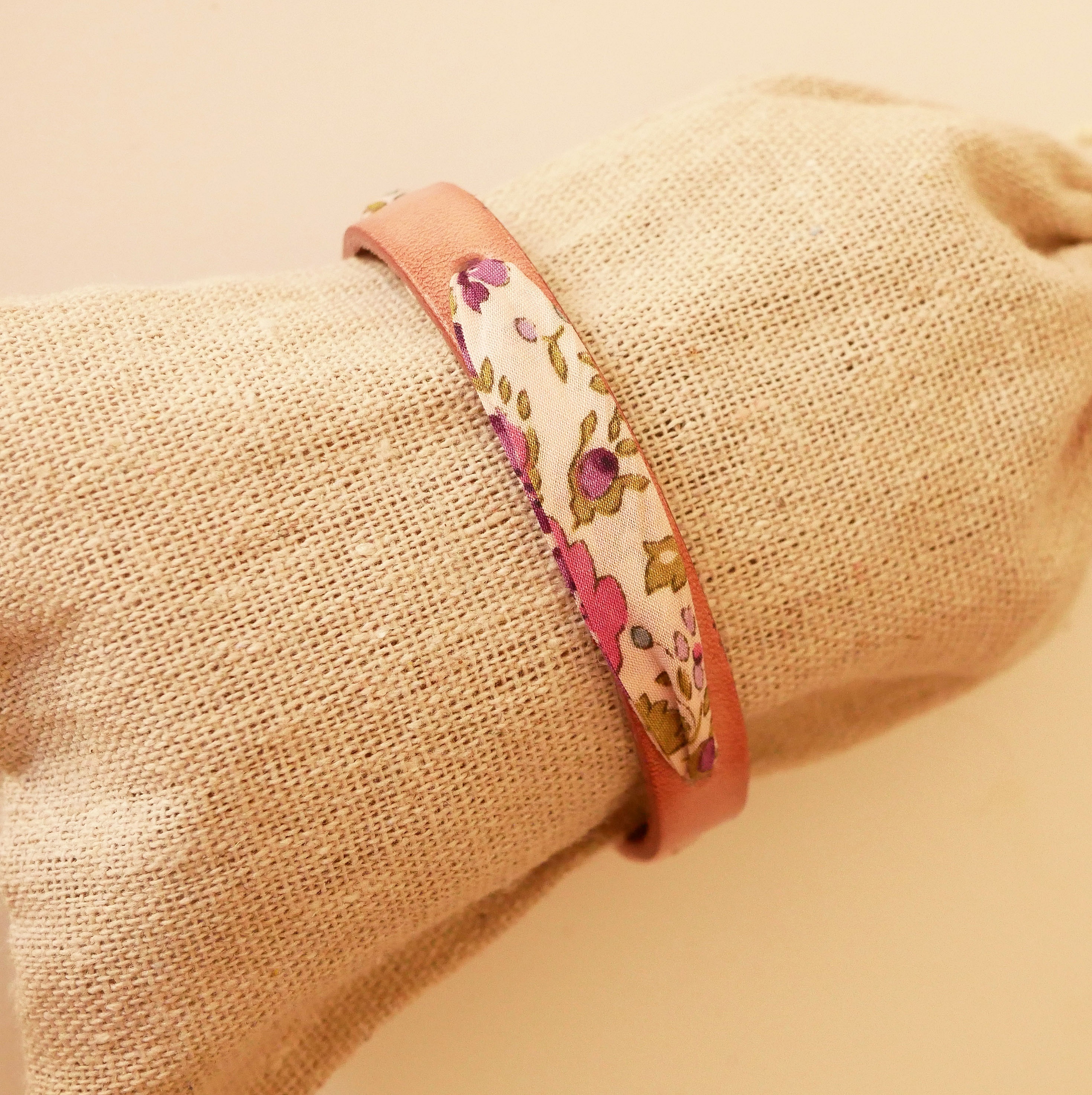 Bracelet personnalisable en cuir rose avec motif Liberty floral.