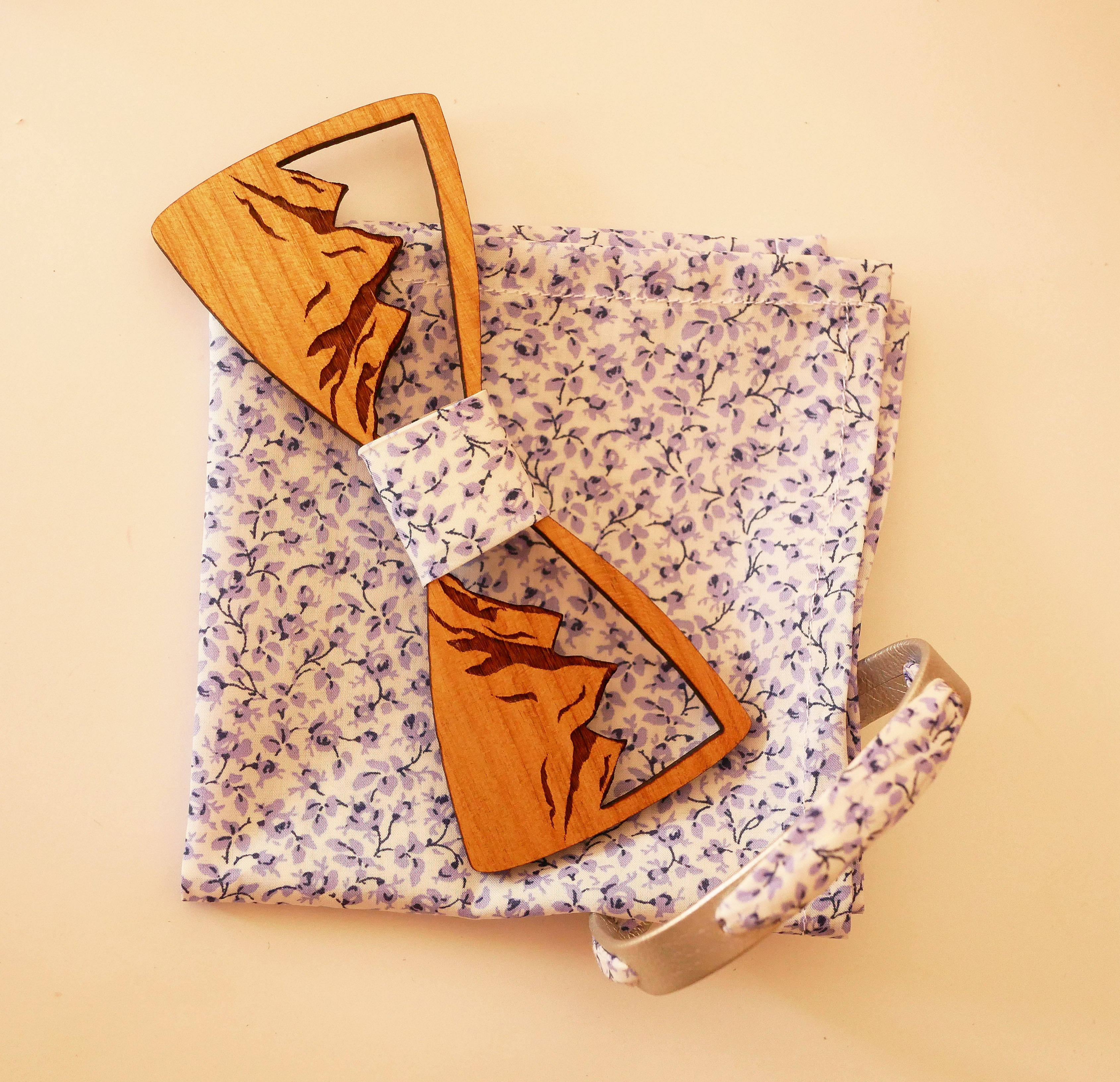 Bracciale Flor&acirc;me con nastro liberty e fiori blu su pelle argentata