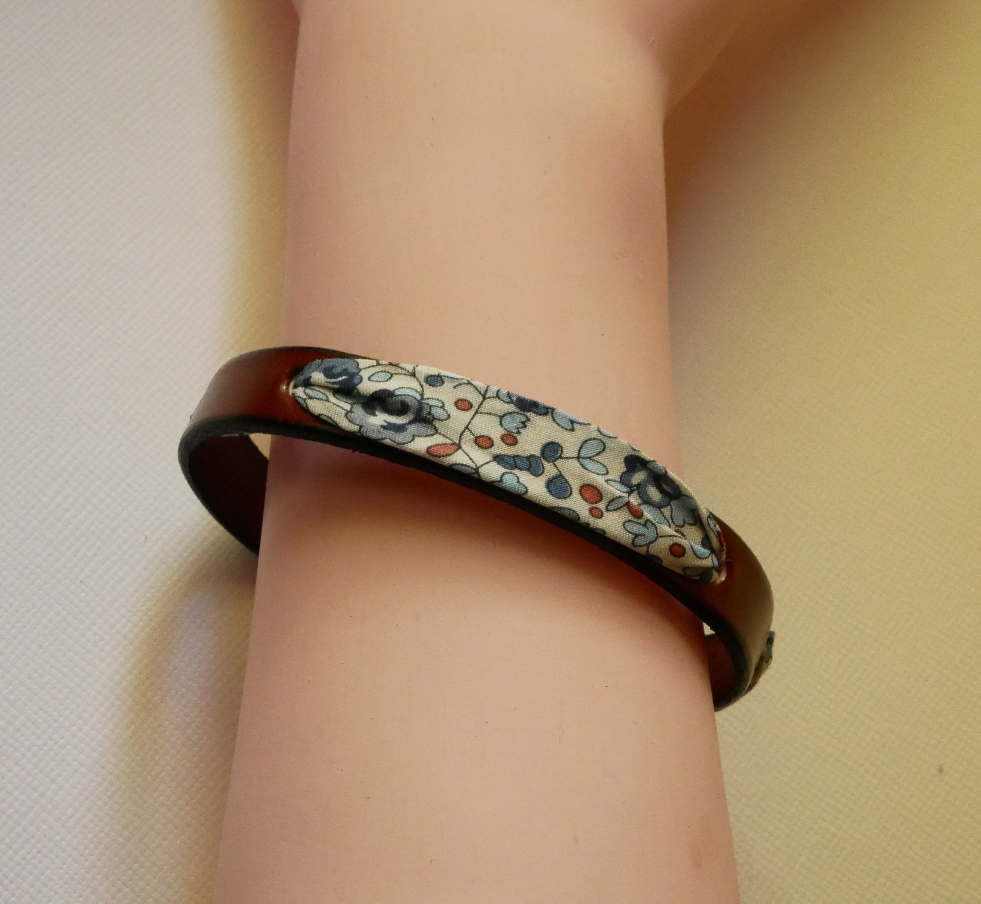 Bracciale Florâme con nastro liberty Eloïse fiori blu su pelle marrone