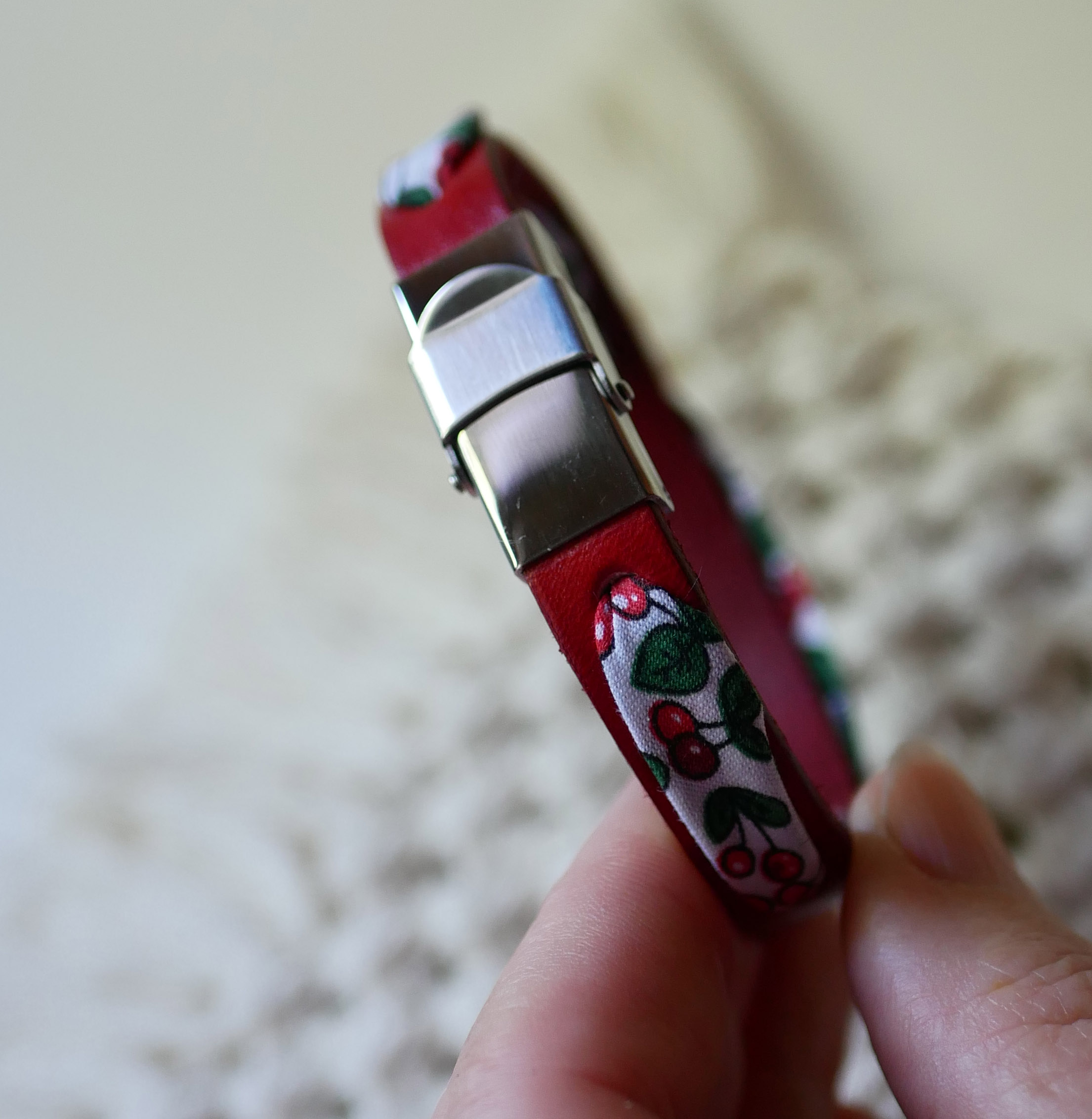 Bracciale Florâme con nastro di frutti di ciliegio su pelle rossa