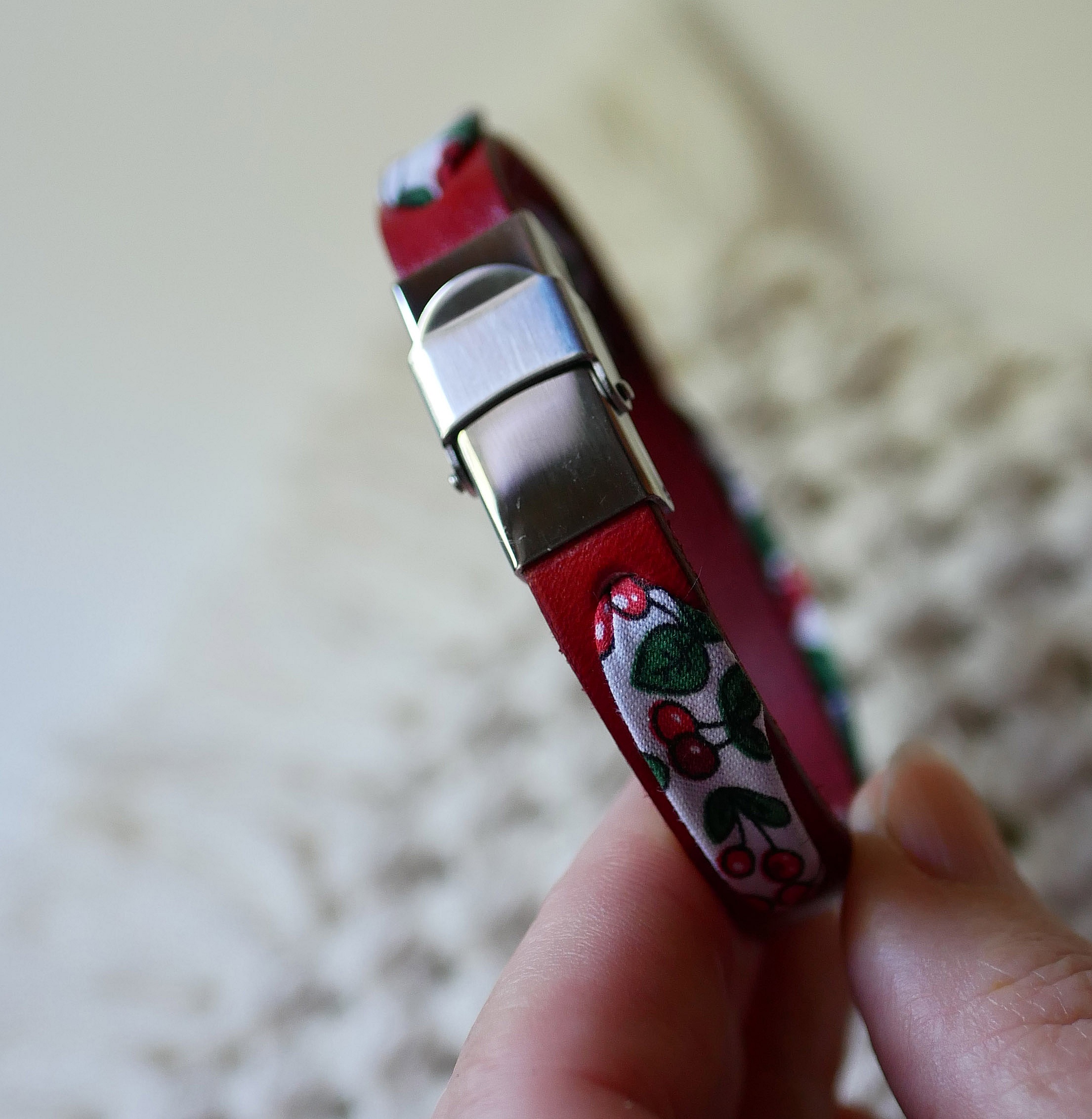 Bracciale Flor&acirc;me con nastro di frutti di ciliegio su pelle rossa