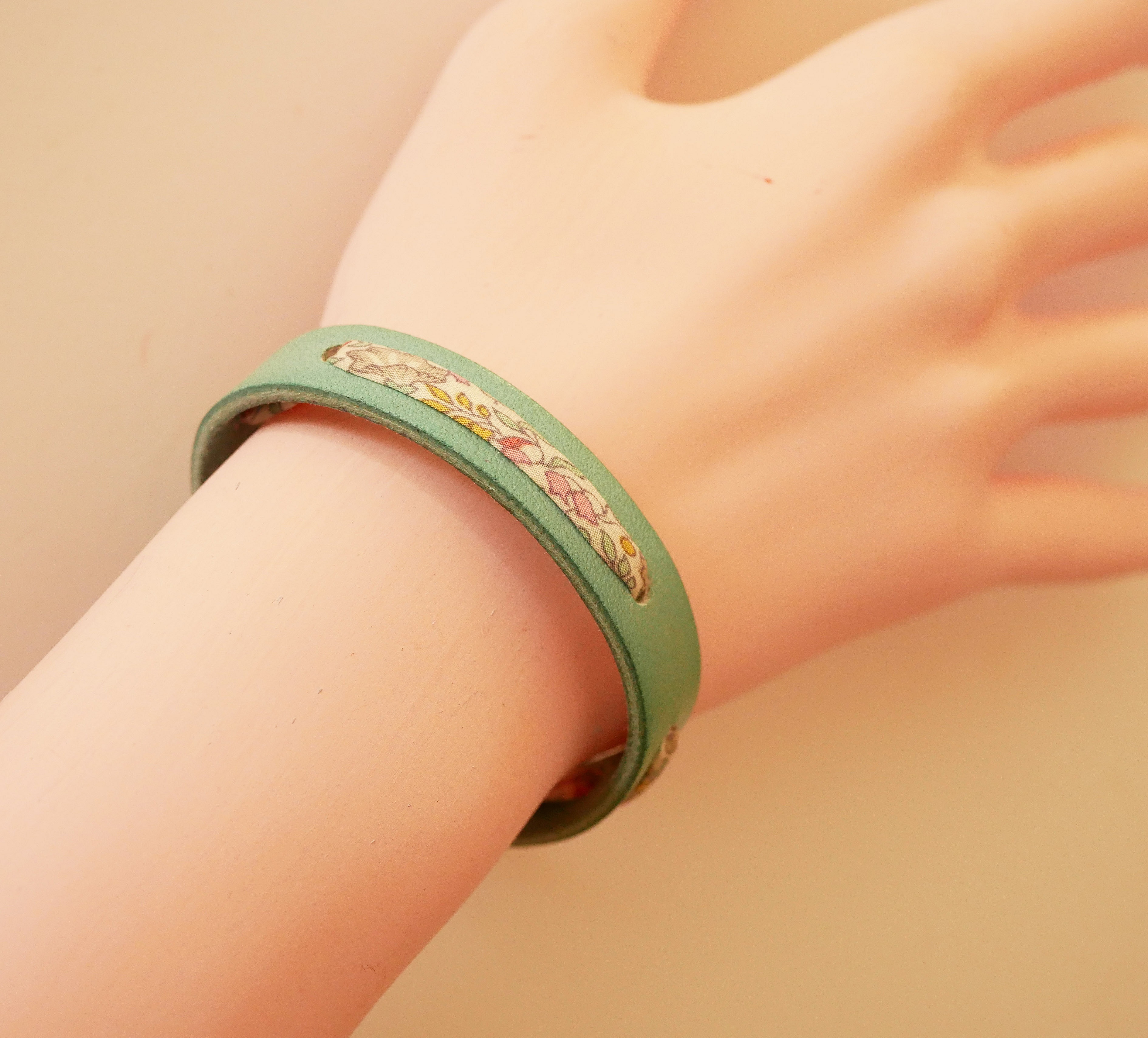Bracciale Flor&acirc;me con nastro liberty pastello su pelle verde celeste