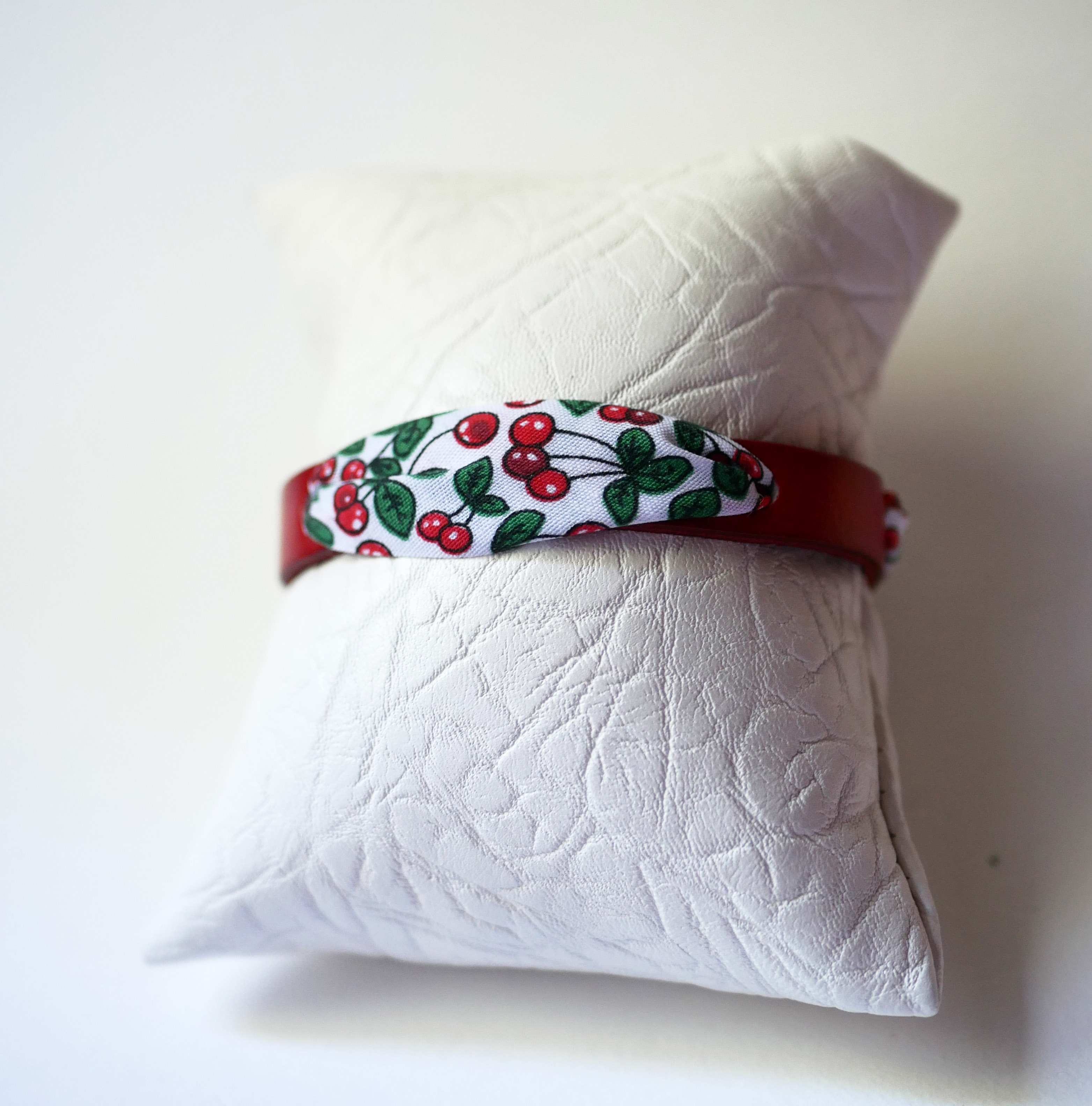 Bracciale Florâme con nastro di frutti di ciliegio su pelle rossa