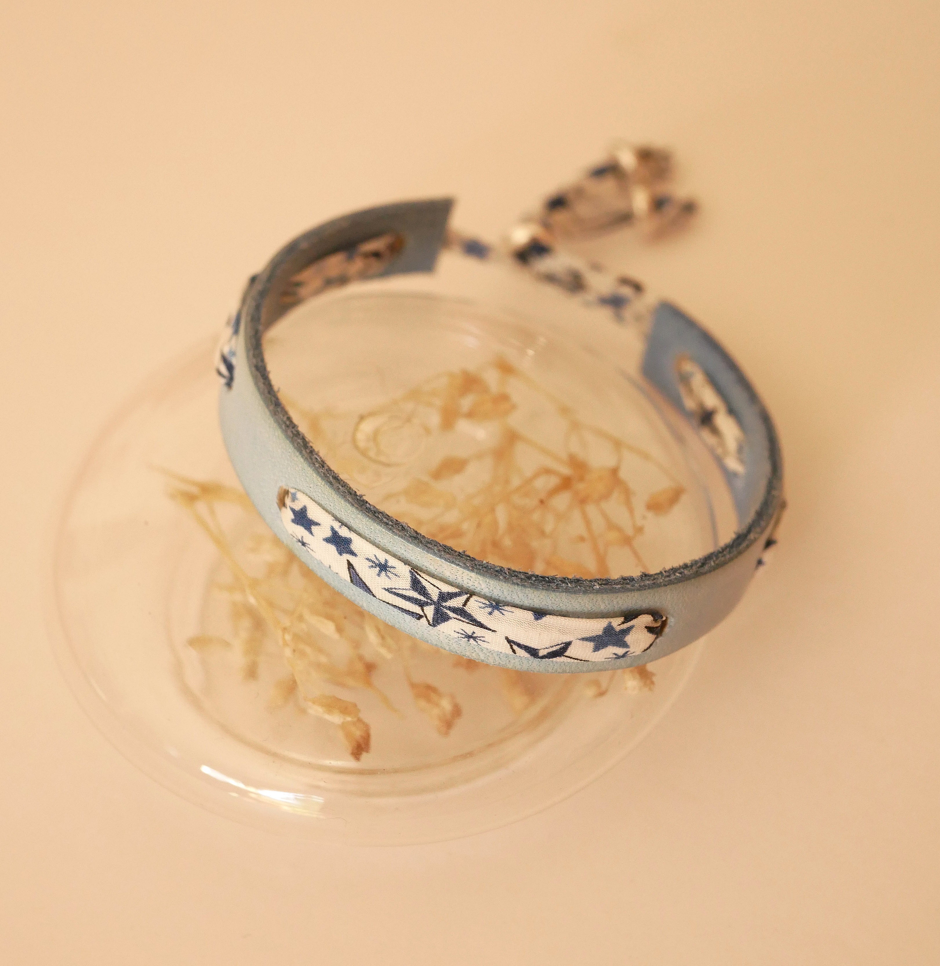 Bracciale Flor&acirc;me con nastro liberty stelle blu su pelle celeste