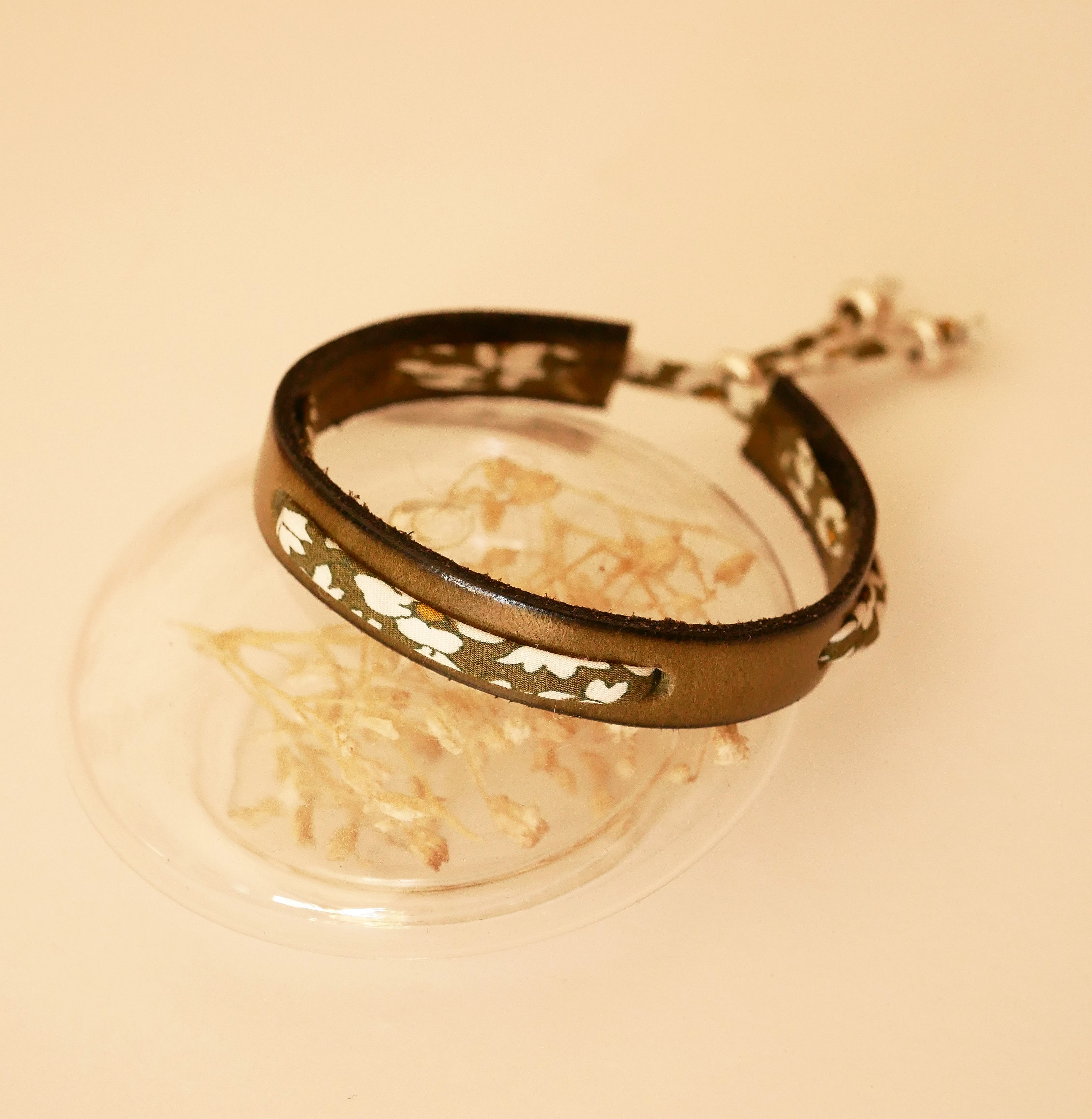 Bracciale Flor&acirc;me con nastro liberty verde su pelle verde lime