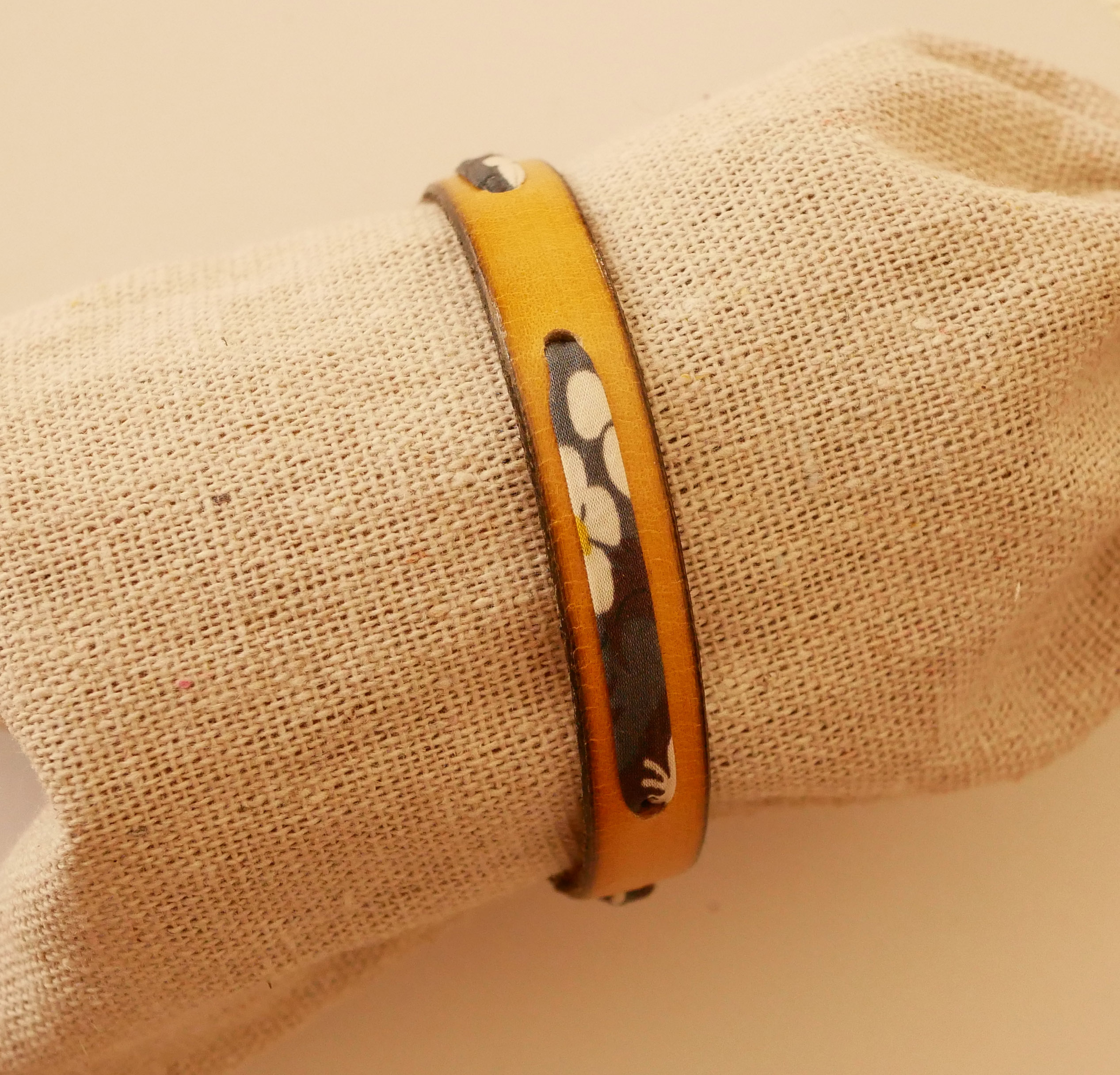 Bracciale Florâme con nastro liberty Misti grigio su pelle senape