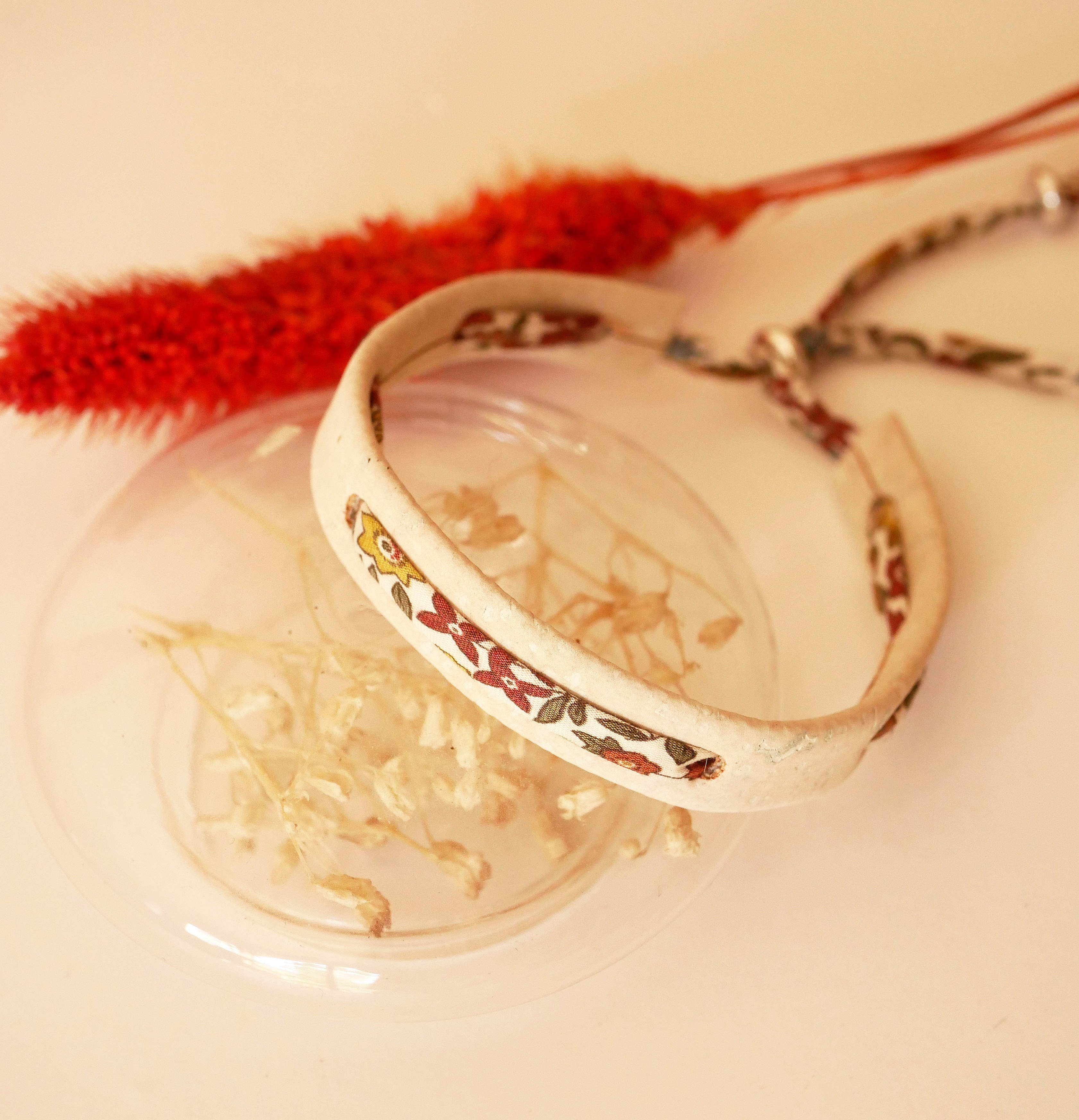 Bracelet Florâme en liège blanc avec ruban liberty fleuri.