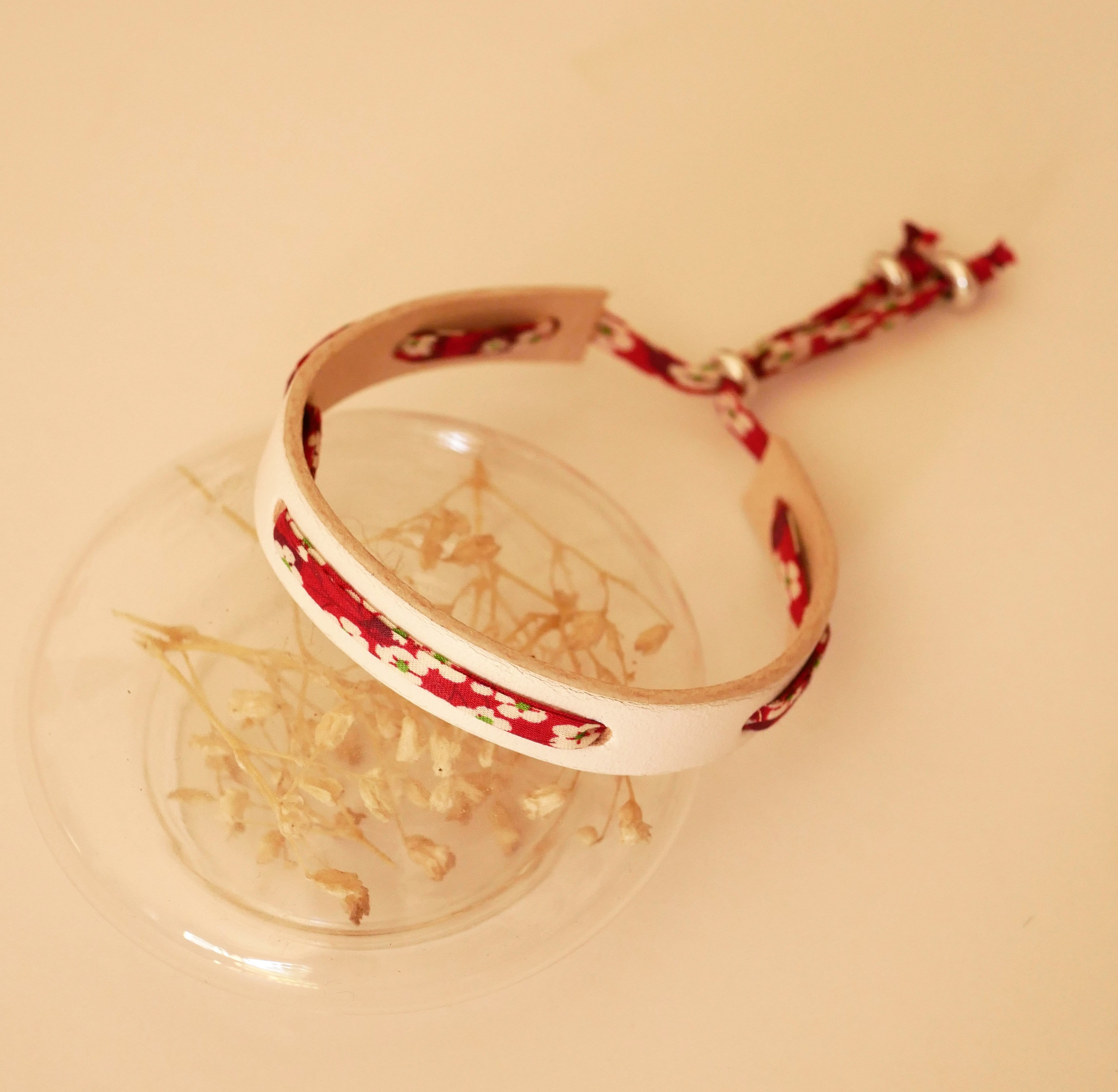 Bracciale Florâme con nastro Misti liberty rosso su pelle bianca