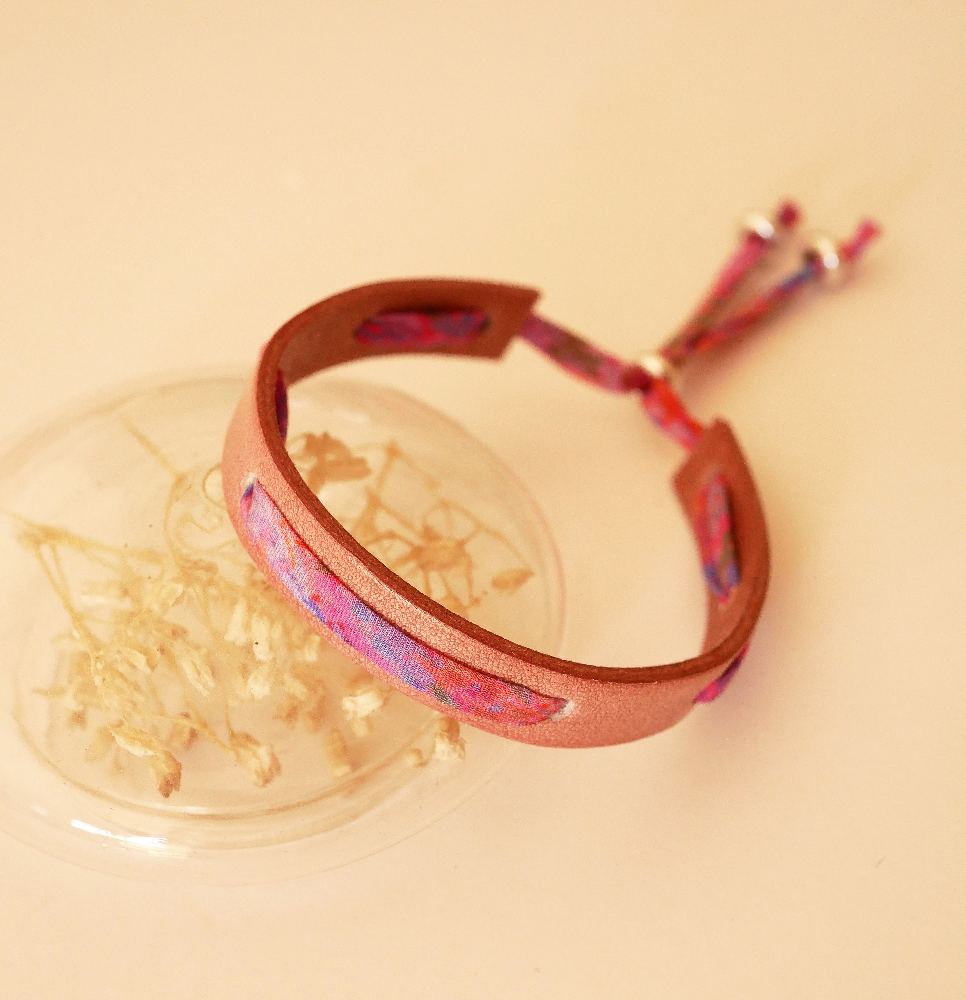 Bracciale Flor&acirc;me con nastro liberty Polly su pelle rosa antico