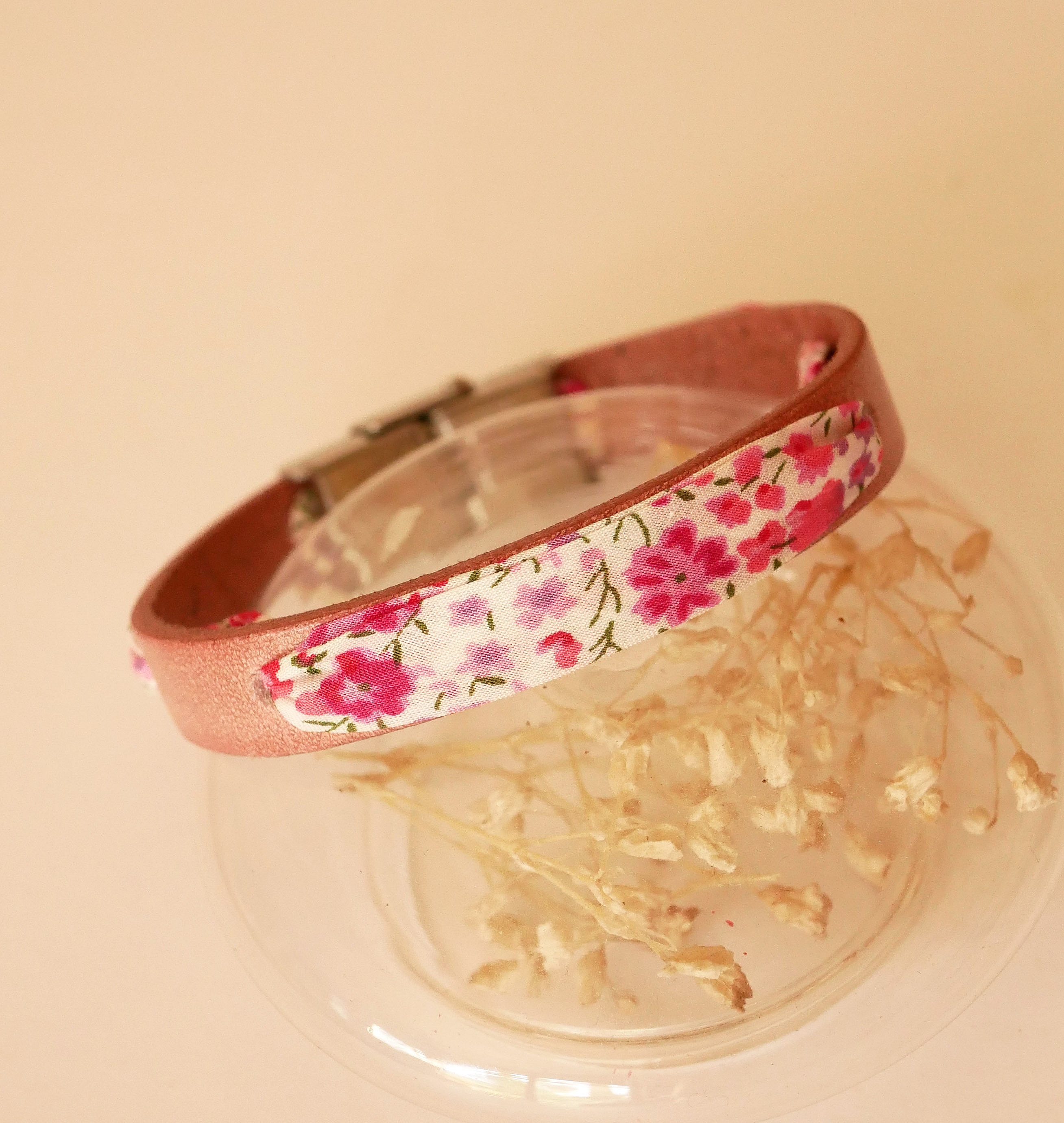 Bracciale Flor&acirc;me con fiori di nastro liberty rosa su pelle rosa invecchiata