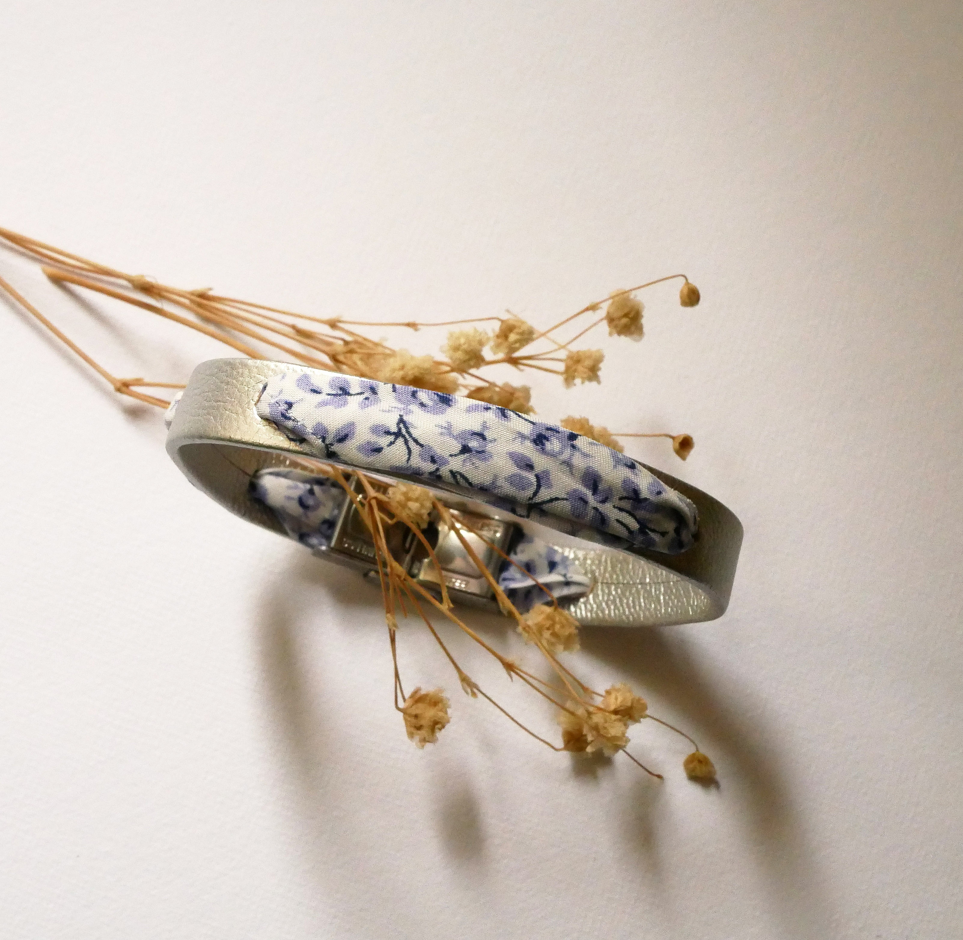 Bracciale Flor&acirc;me con nastro liberty e fiori blu su pelle argentata