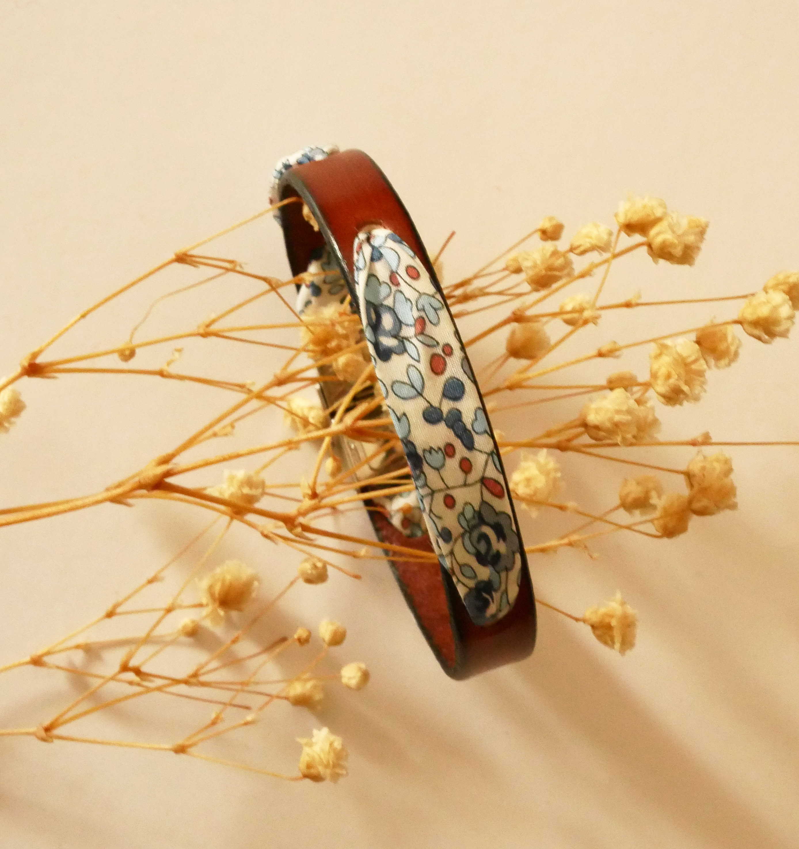 Bracciale Florâme con nastro liberty Eloïse fiori blu su pelle marrone