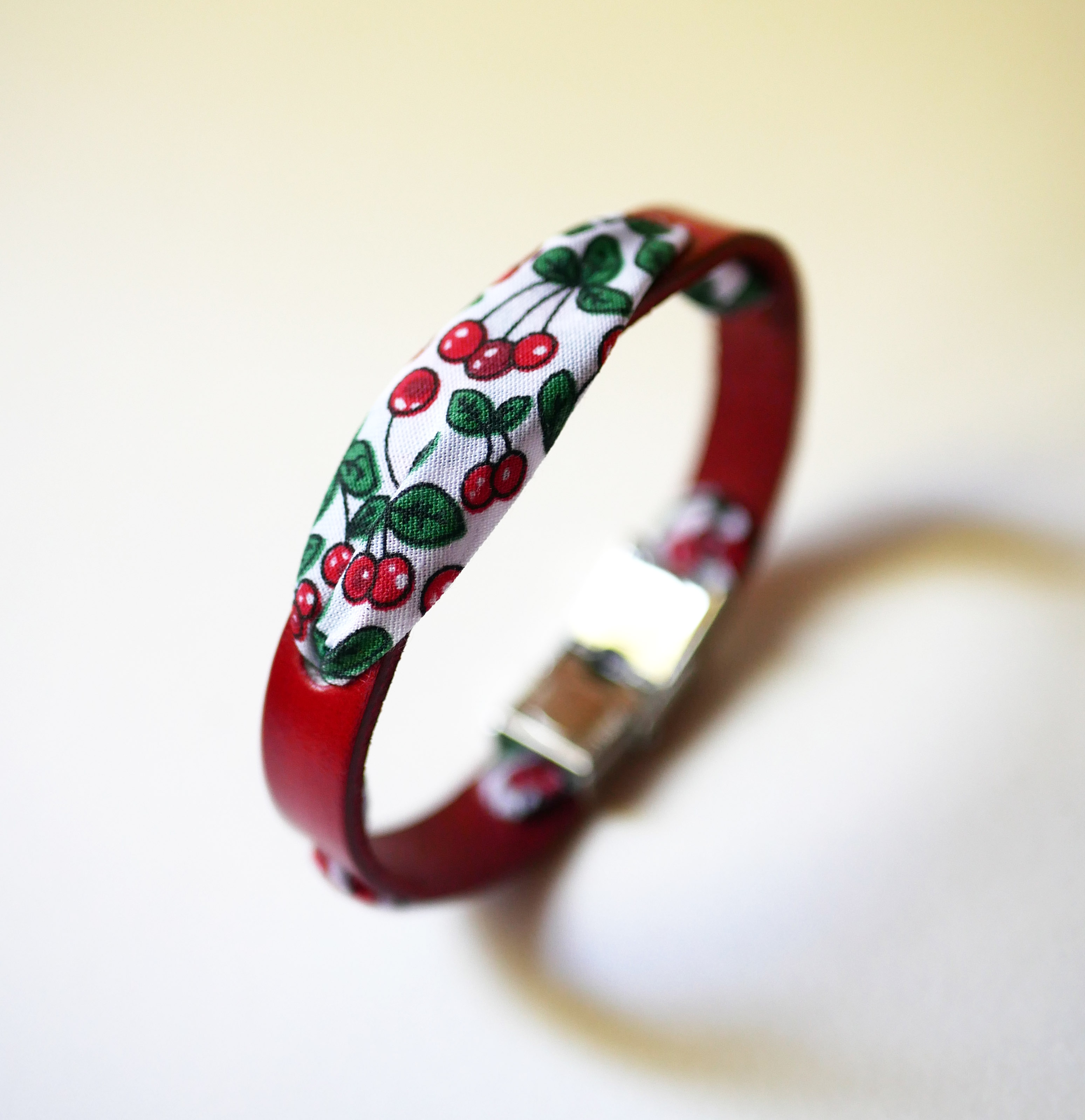 Bracciale Florâme con nastro di frutti di ciliegio su pelle rossa