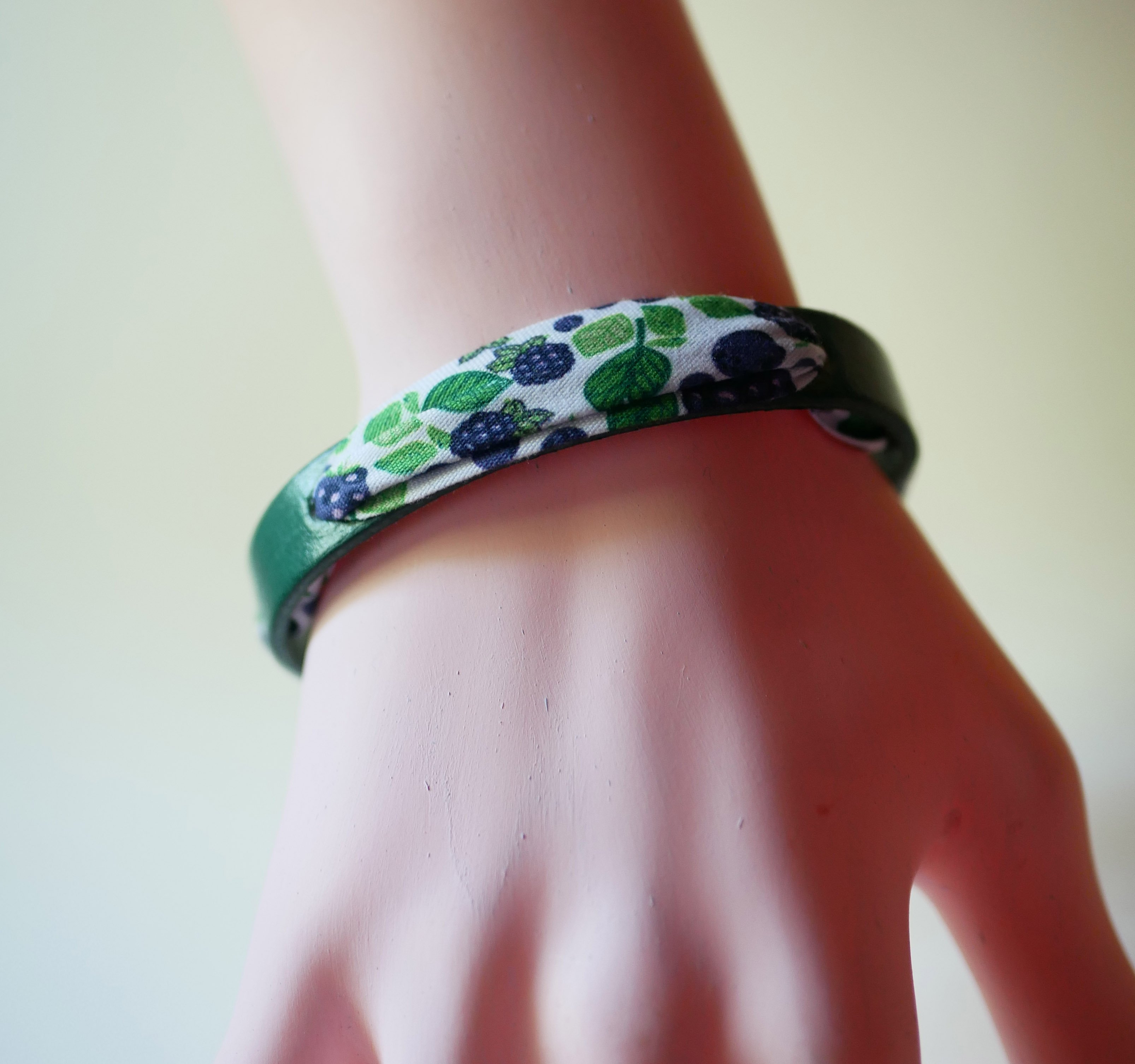 Bracciale Flor&acirc;me con nastro di frutti di mora su pelle verde