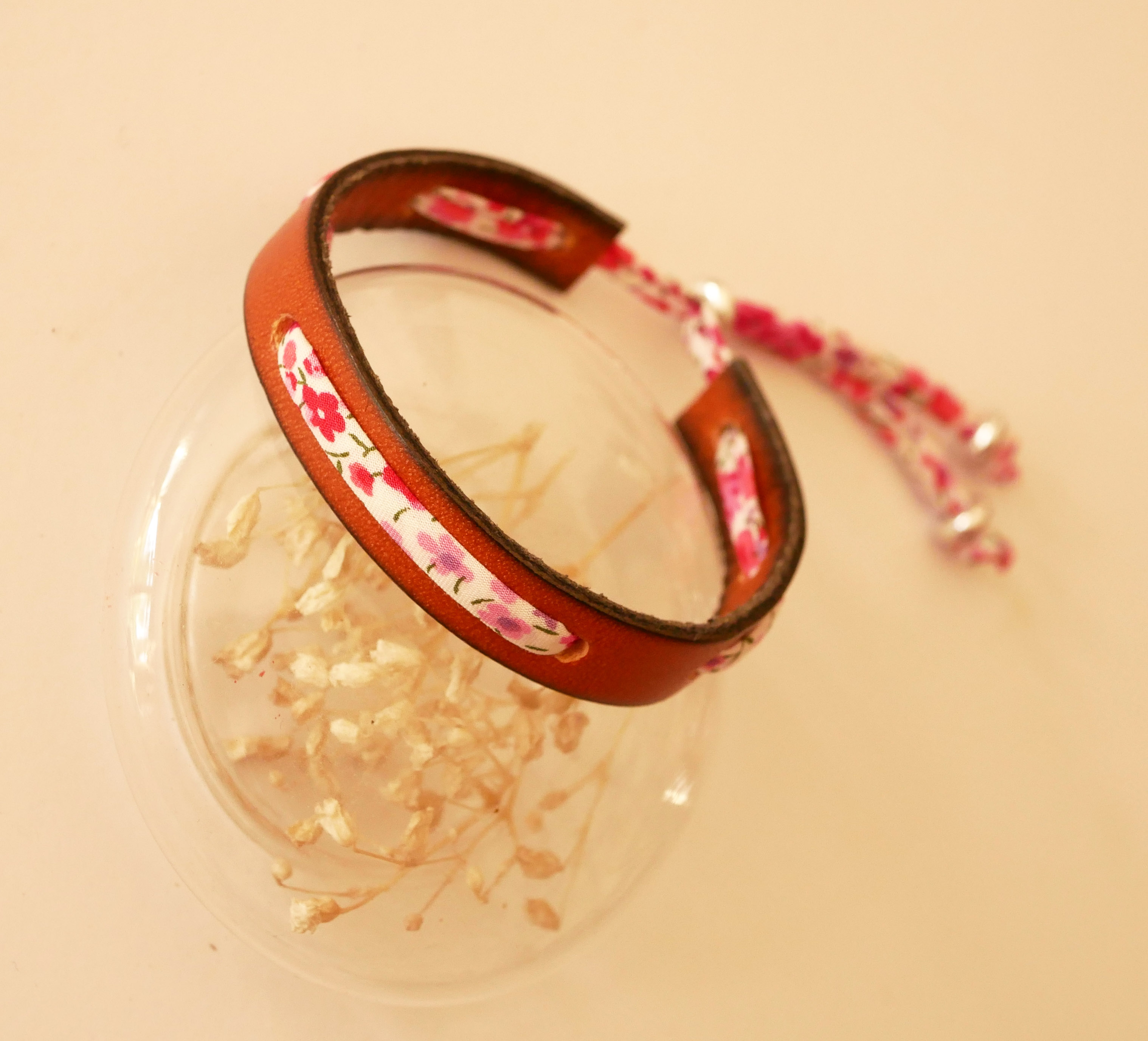 Bracciale Florâme con nastro liberty Phoebe Rose su pelle marrone