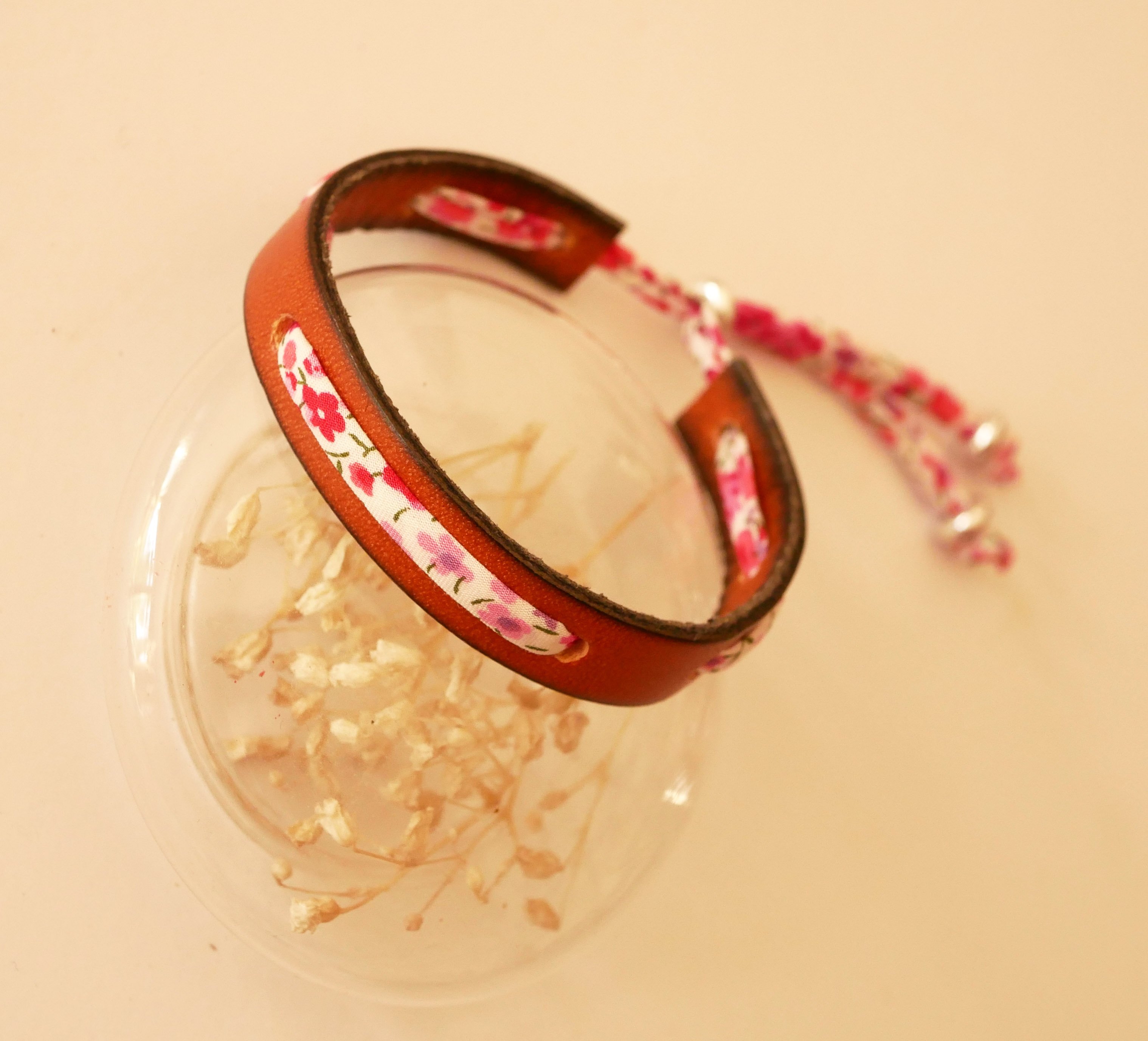 Bracciale Florâme con nastro liberty Phoebe Rose su pelle marrone