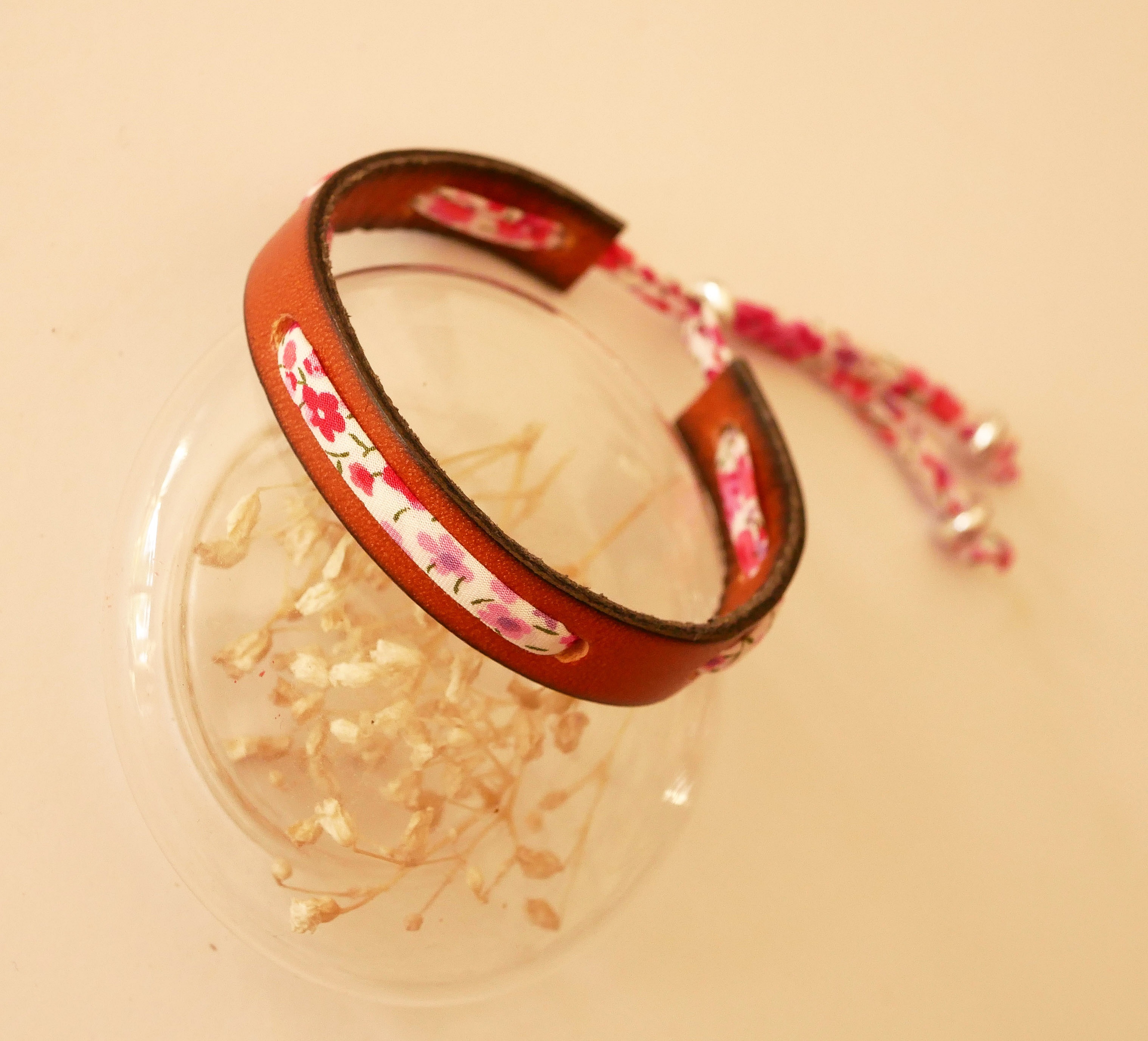 Bracciale Flor&acirc;me con nastro liberty Phoebe Rose su pelle marrone