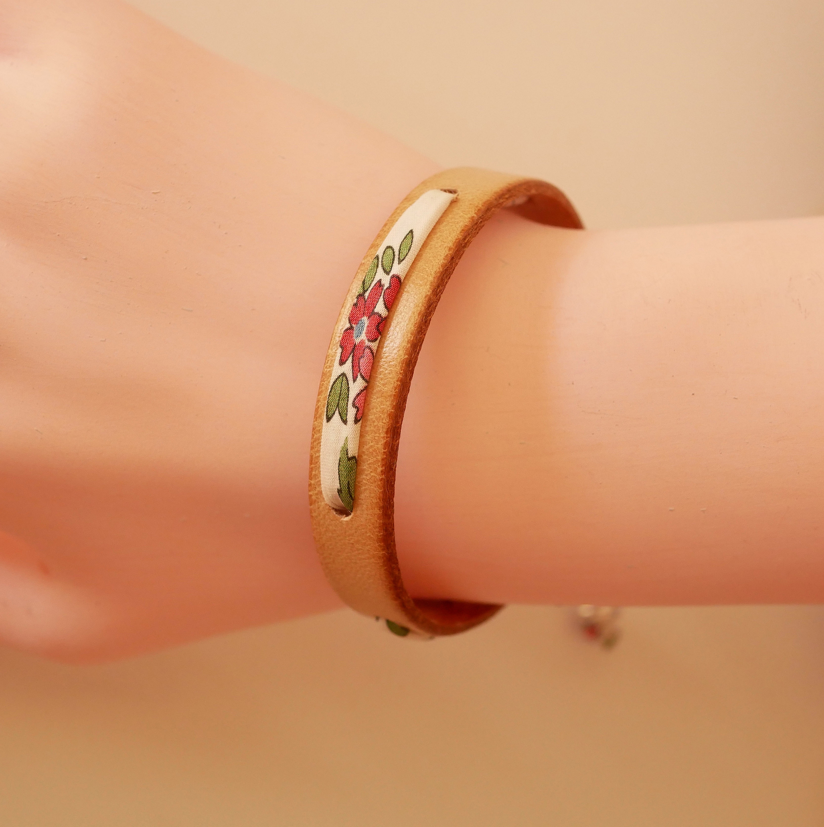 Bracciale con nastro liberty Flor&acirc;me alla fragola su pelle naturale