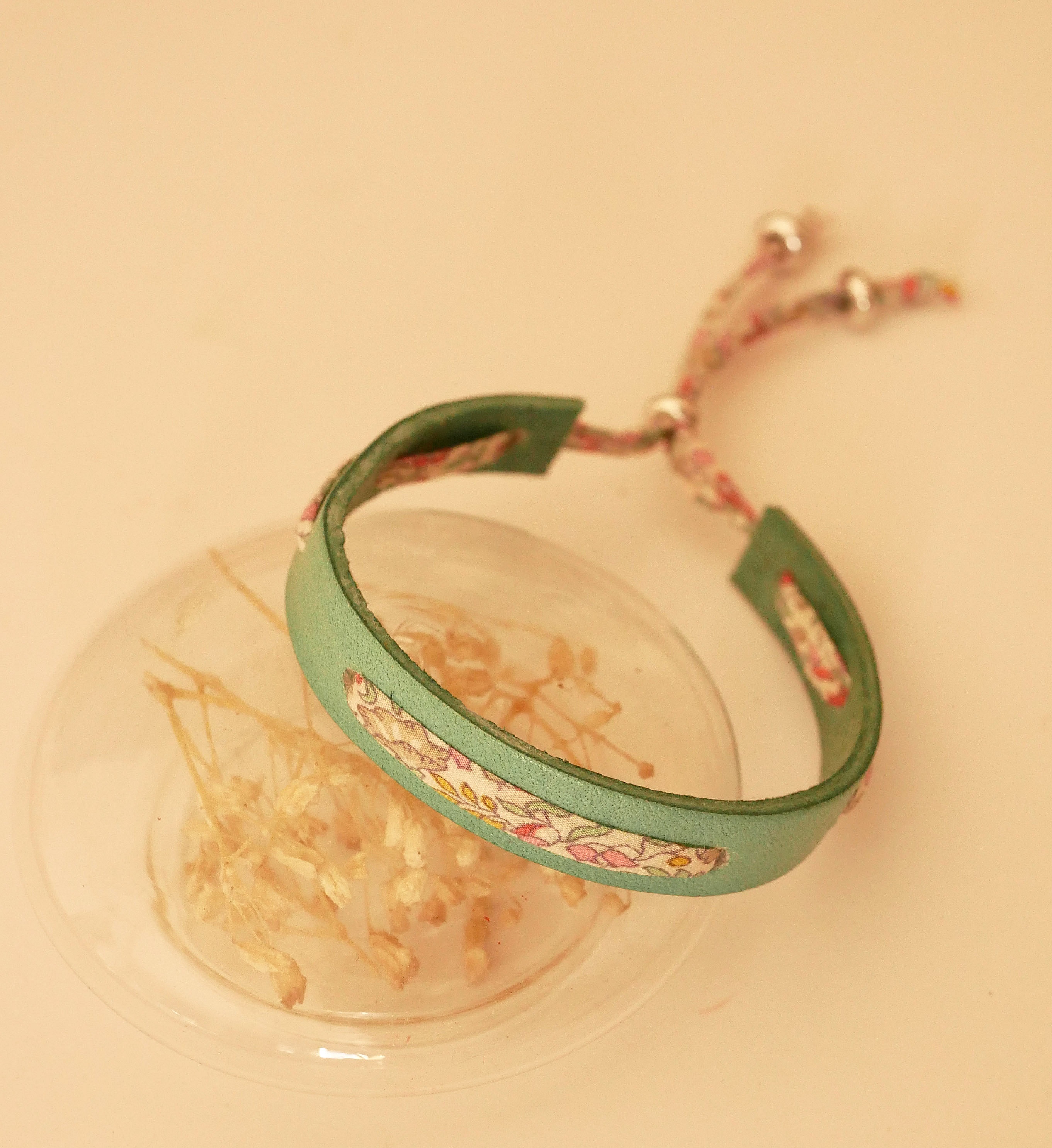 Bracciale Flor&acirc;me con nastro liberty pastello su pelle verde celeste