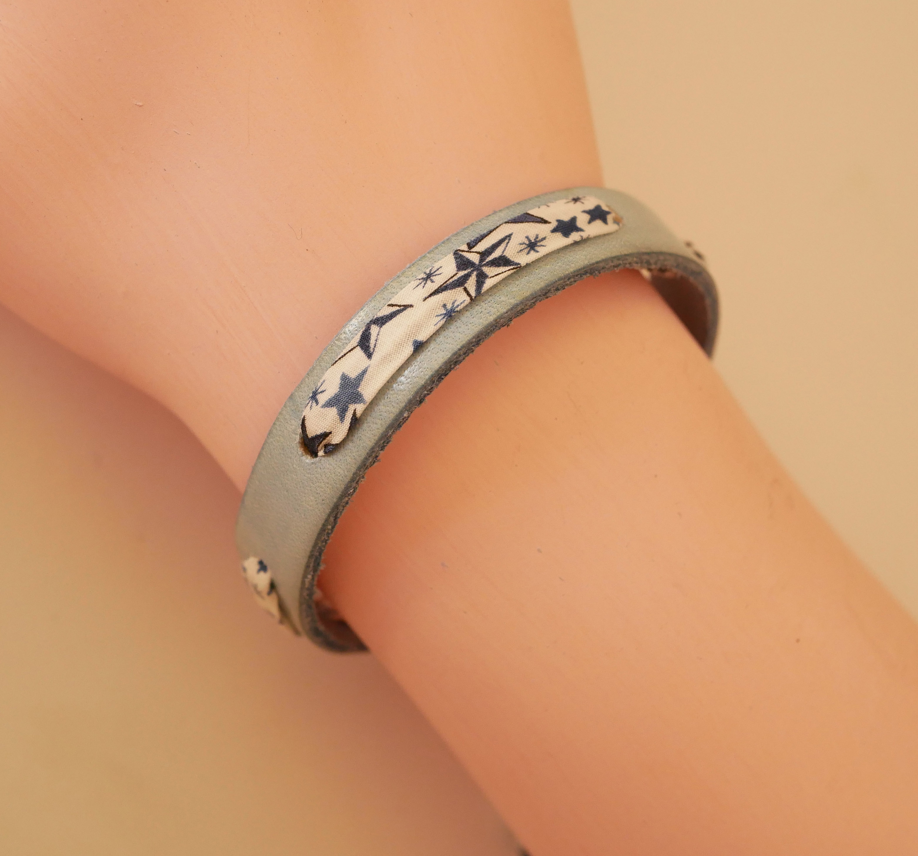 Bracciale Florâme con nastro liberty stelle blu su pelle celeste