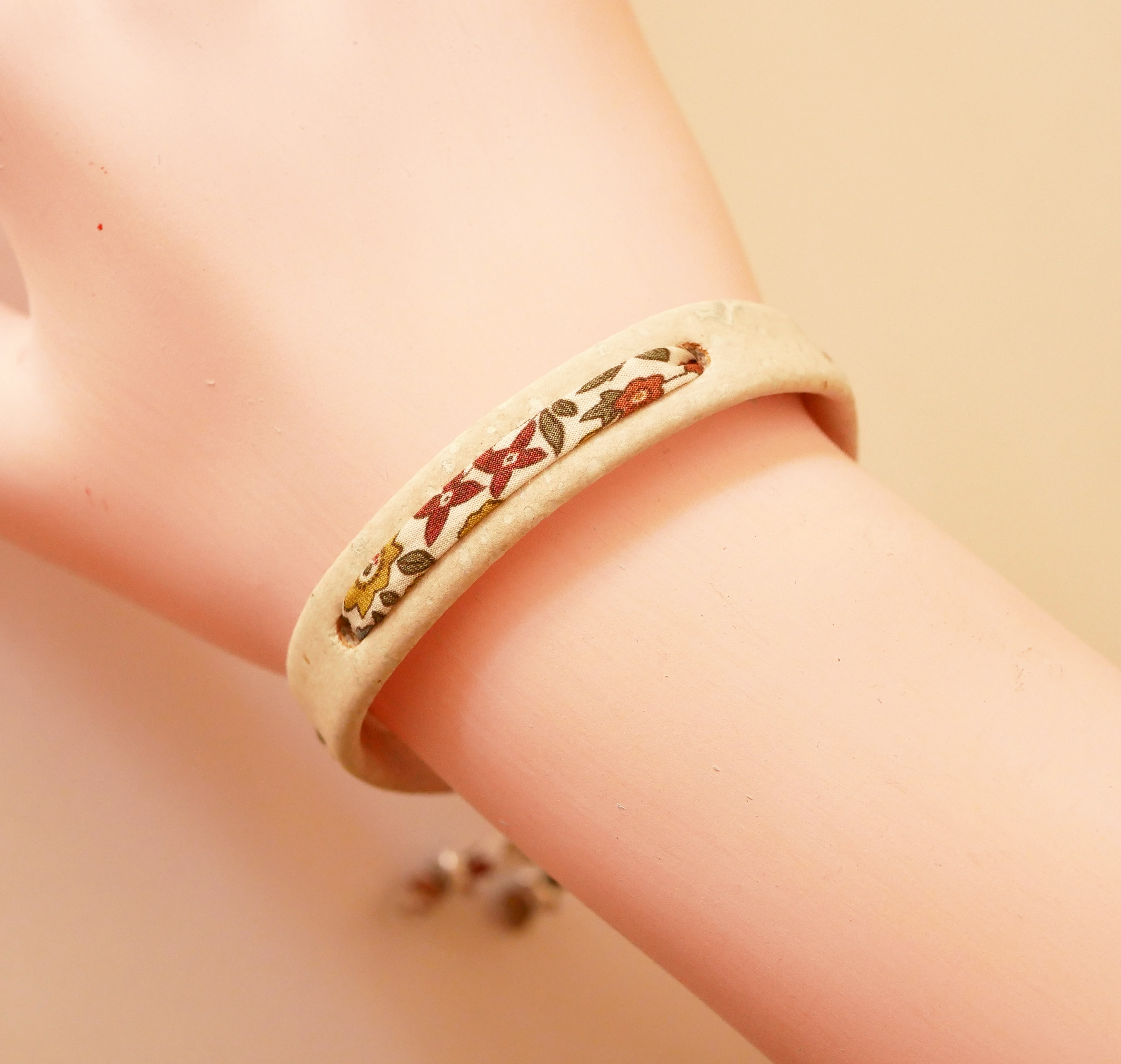 Bracciale di piante Florâme con nastro Ava liberty su sughero bianco