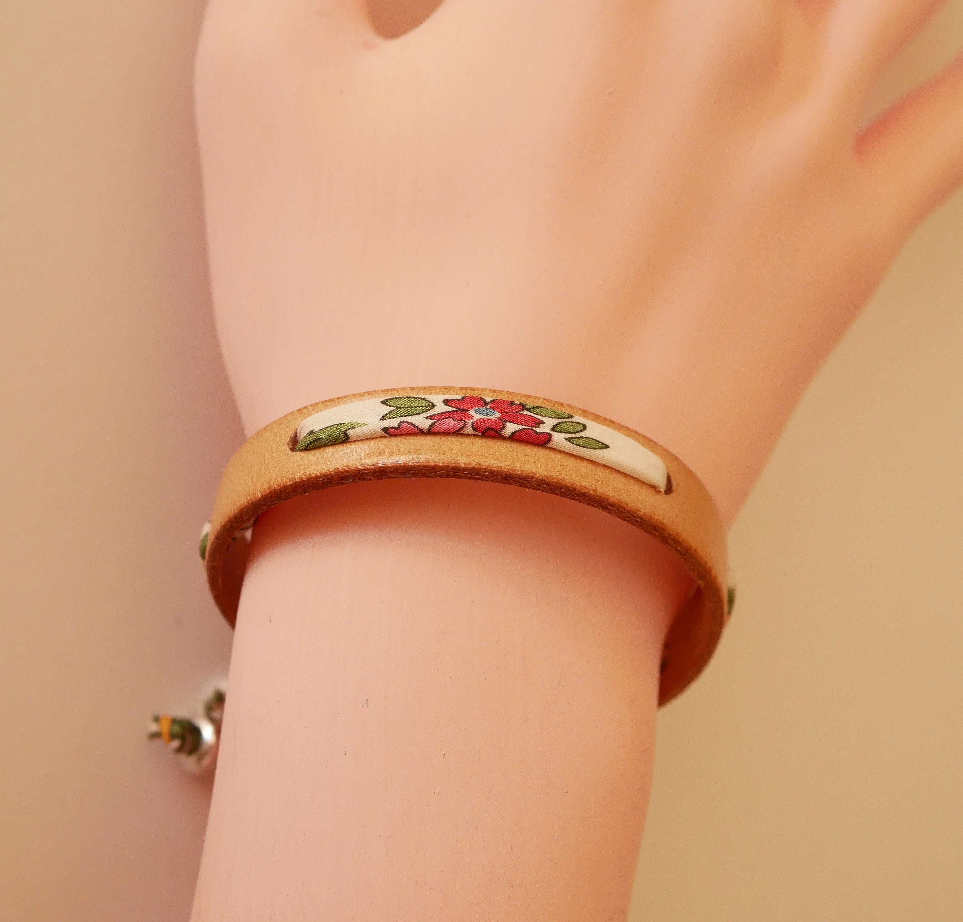 Bracelet Florâme personnalisable en cuir avec cordon Liberty fleuri.