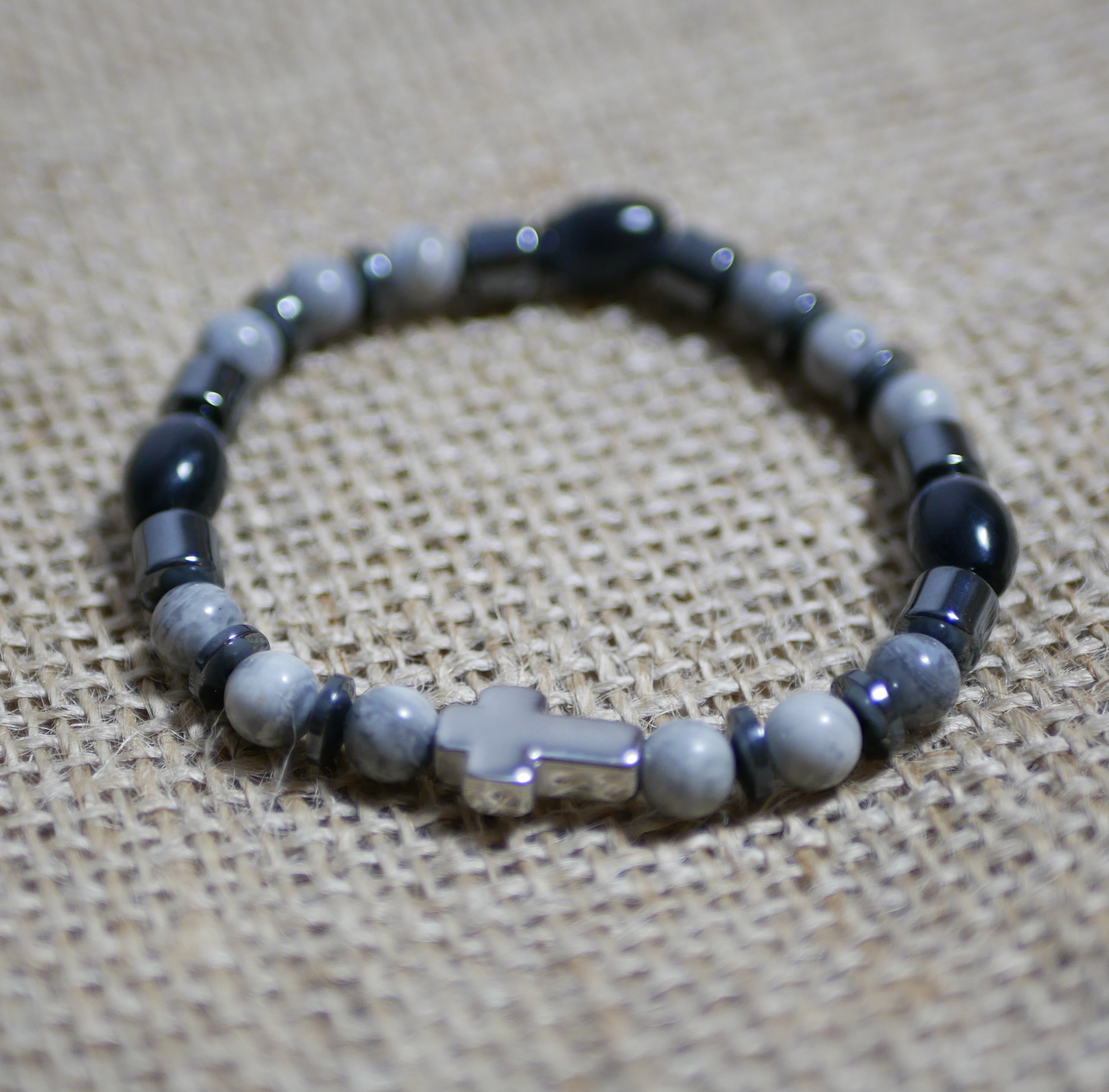 Bracciale da uomo con croce, ematite e perle grigie