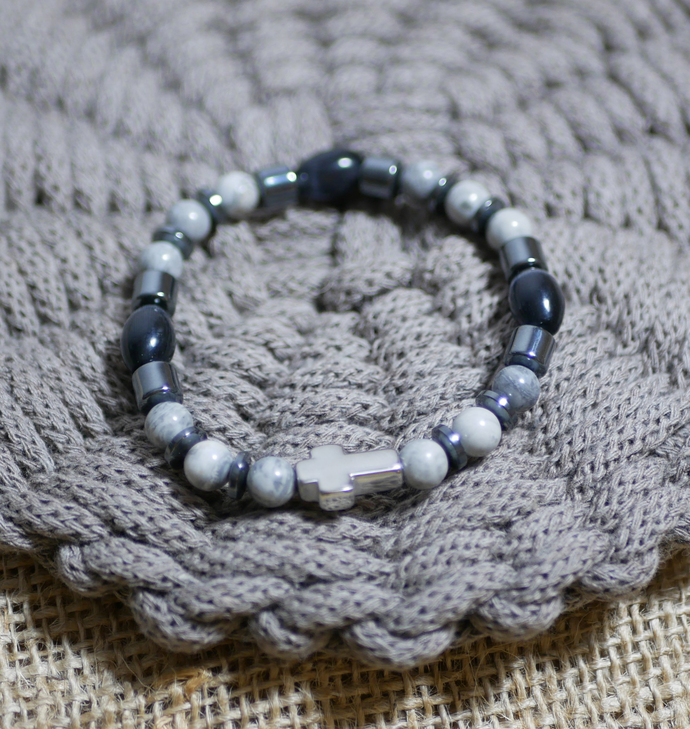 Bracciale da uomo con croce, ematite e perle grigie