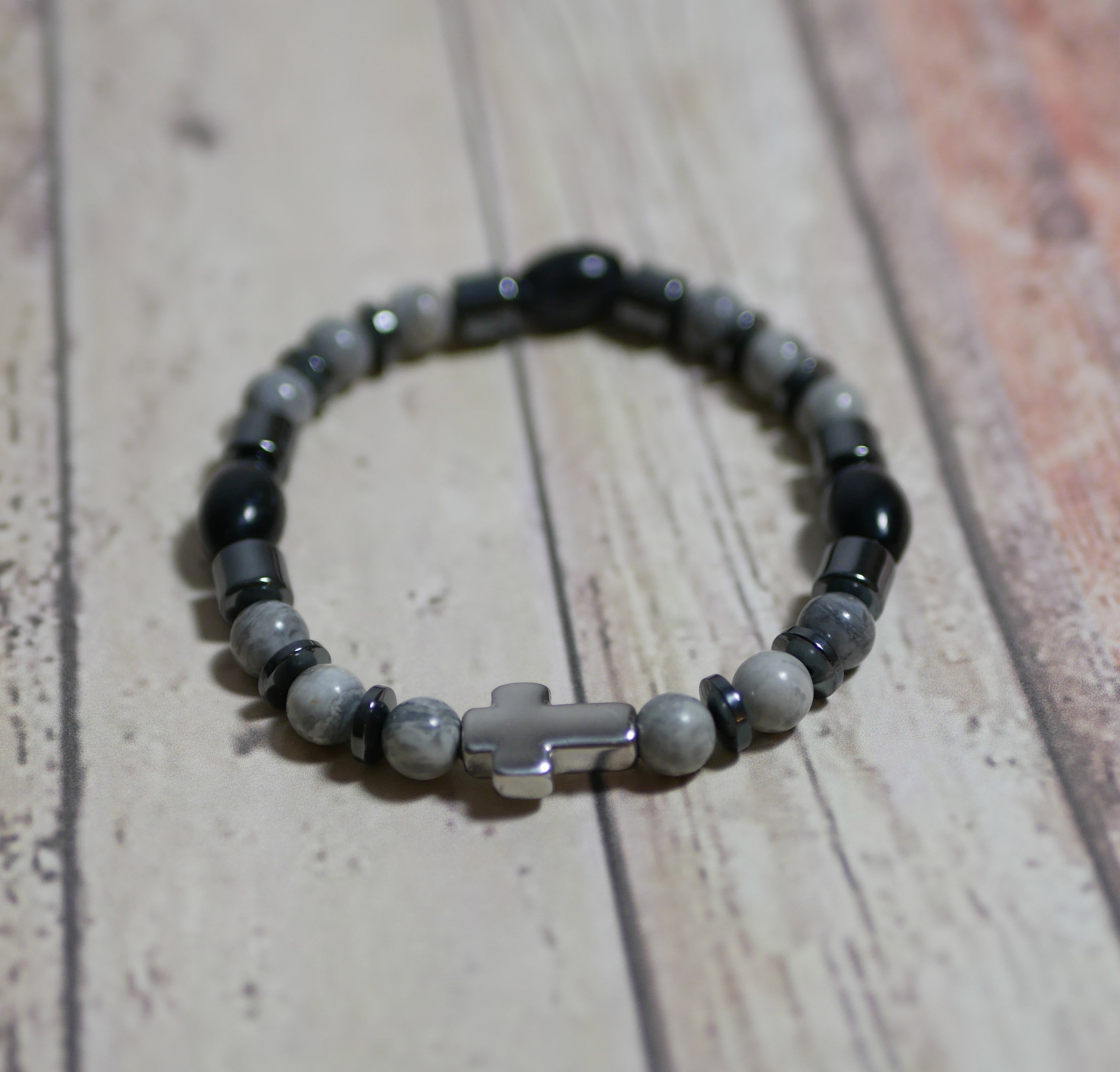 Bracciale da uomo con croce, ematite e perle grigie