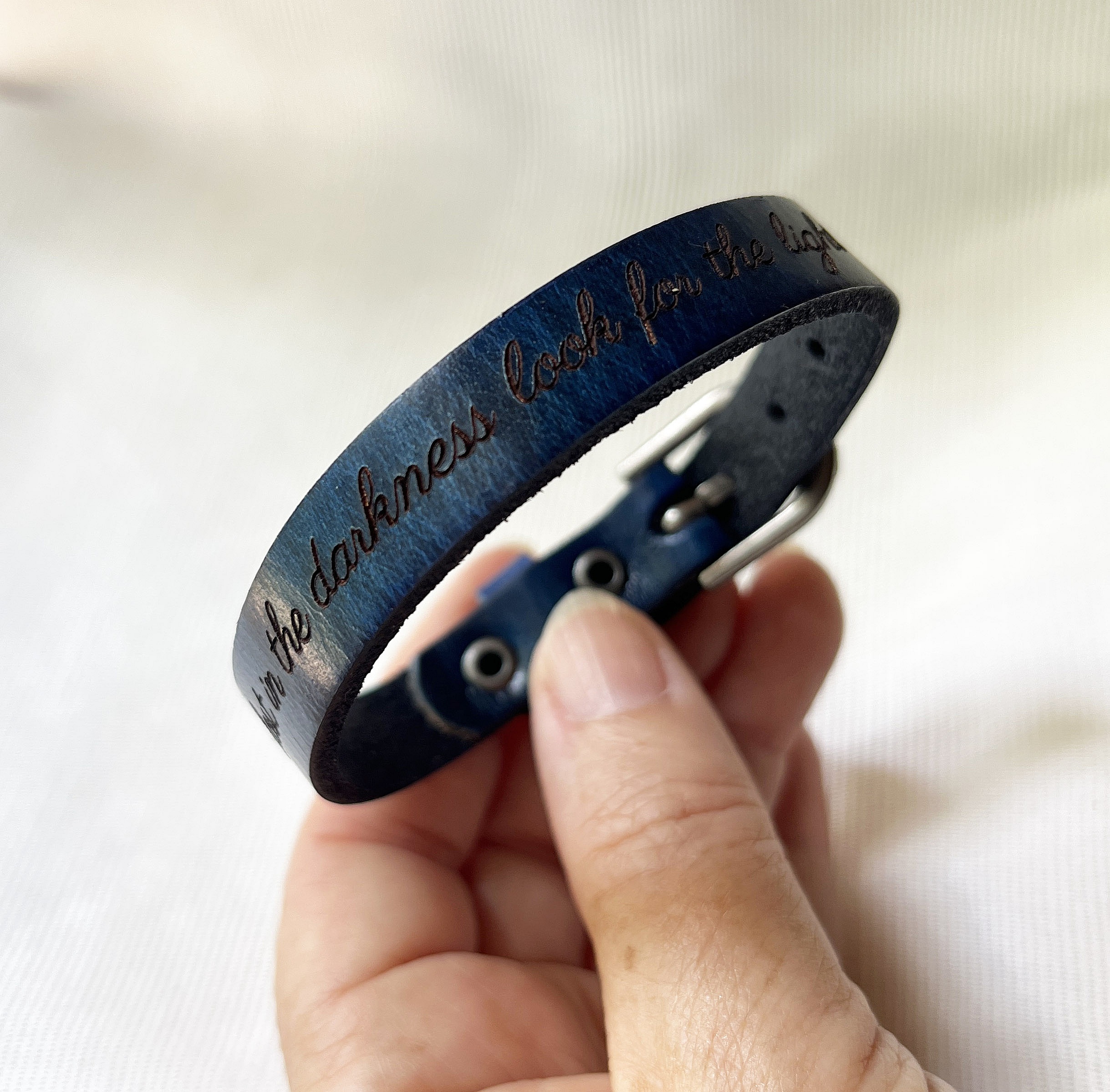 Bracelet homme en cuir bleu avec boucle métallique personnalisable.