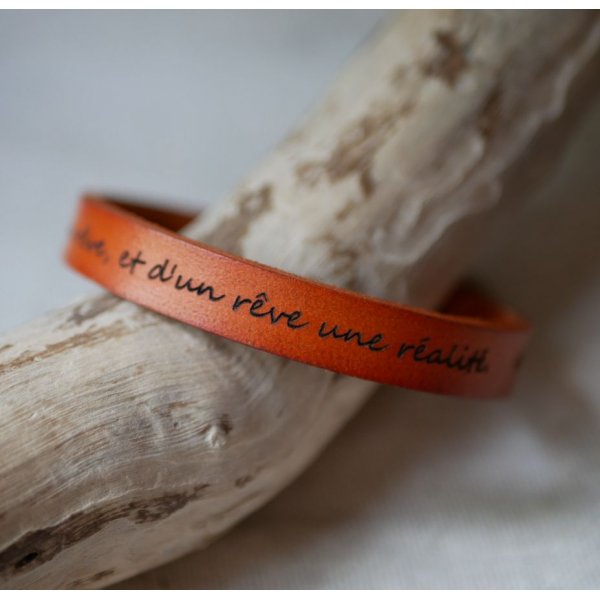 Bracciale da uomo in pelle Camel con incisione personalizzata 