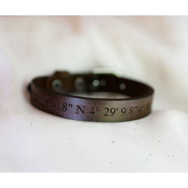 Bracciale da uomo in pelle incisa marrone scuro con fibbia in argento da personalizzare