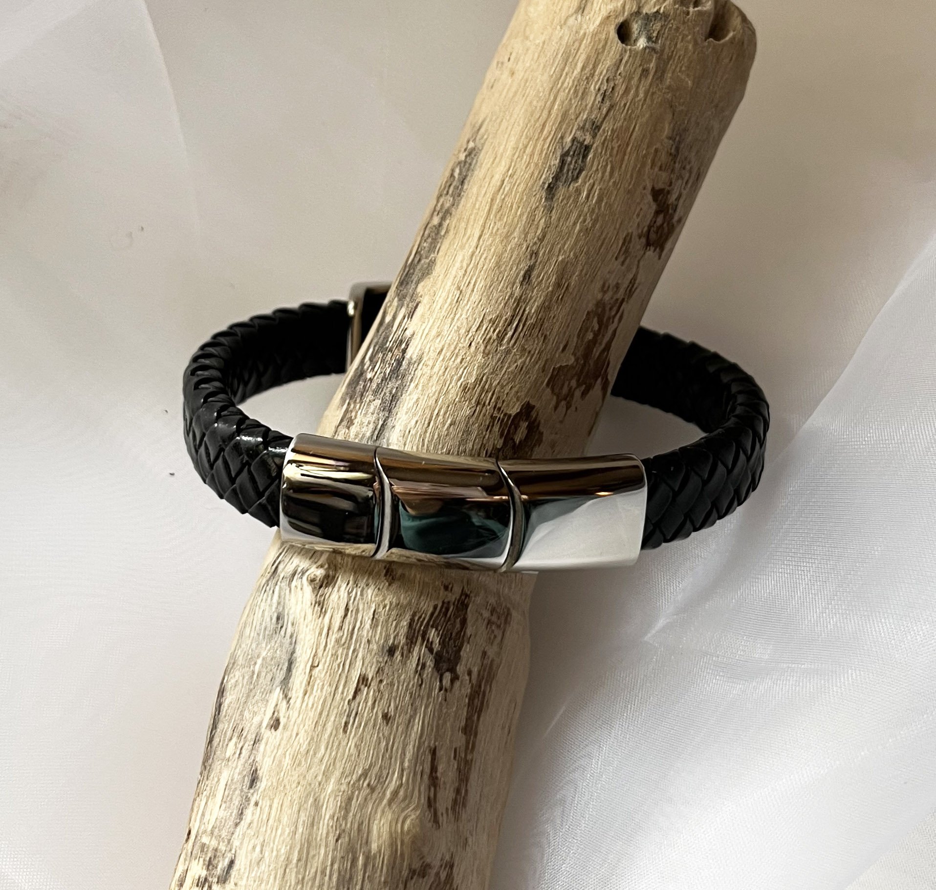 Bracelet homme cuir noir tressé décor croix stylisée