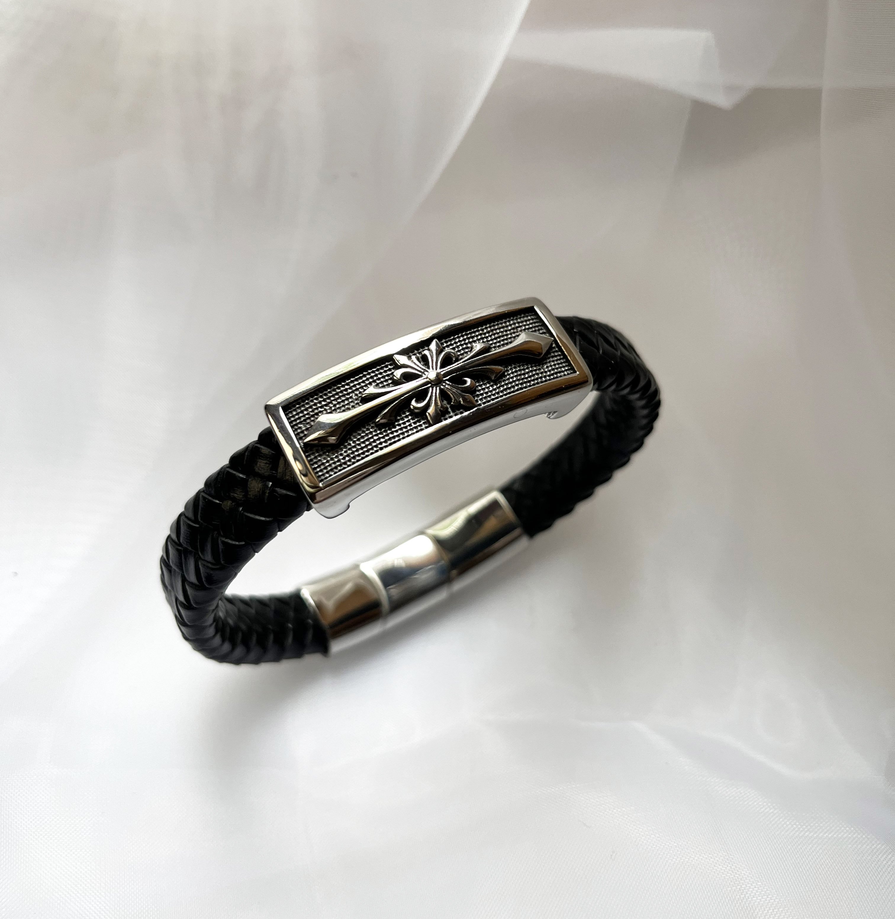 Bracelet homme cuir noir tress&eacute; d&eacute;cor croix stylis&eacute;e