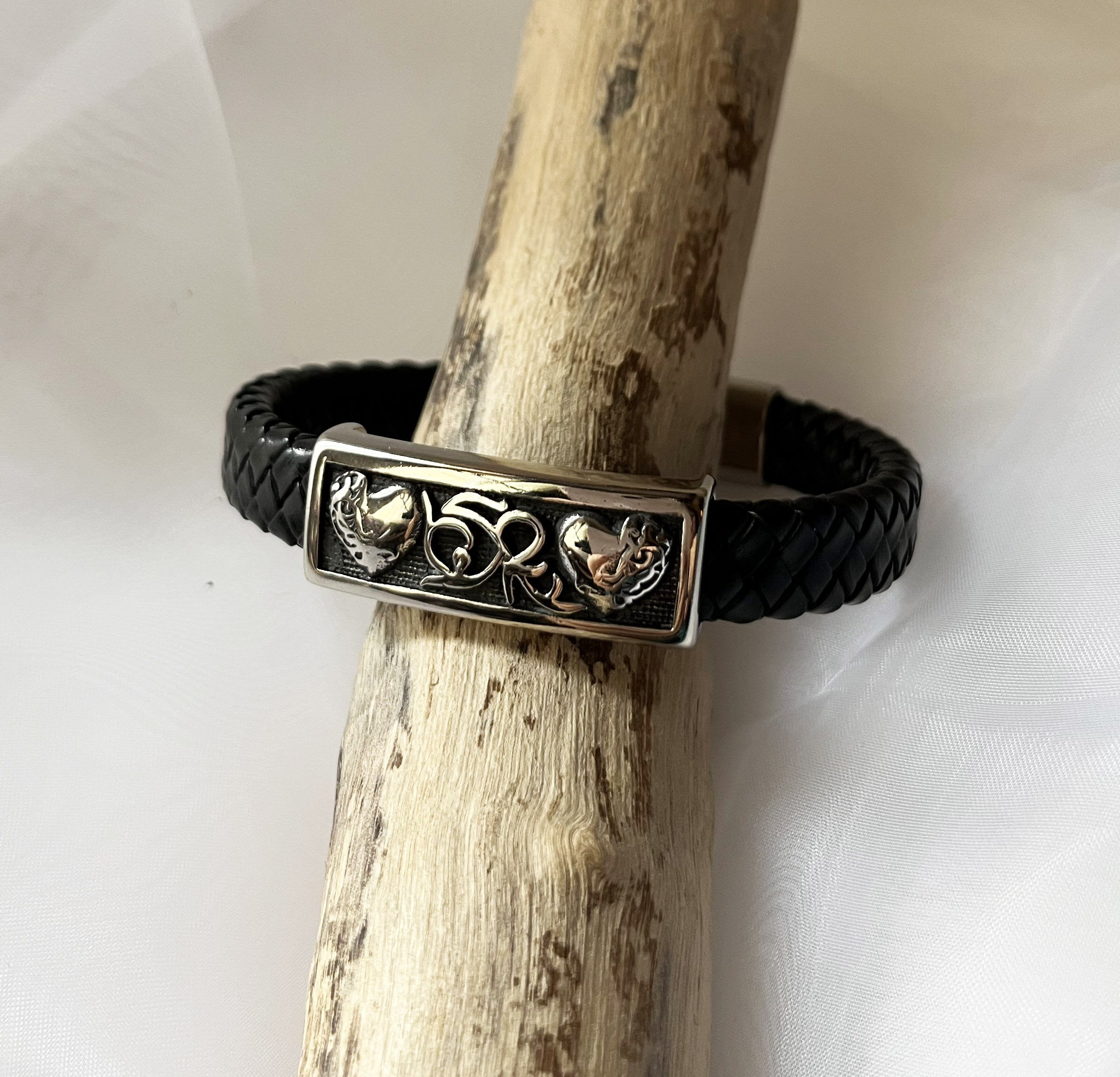 Bracelet homme cuir noir tressé décor 2 coeurs gravés