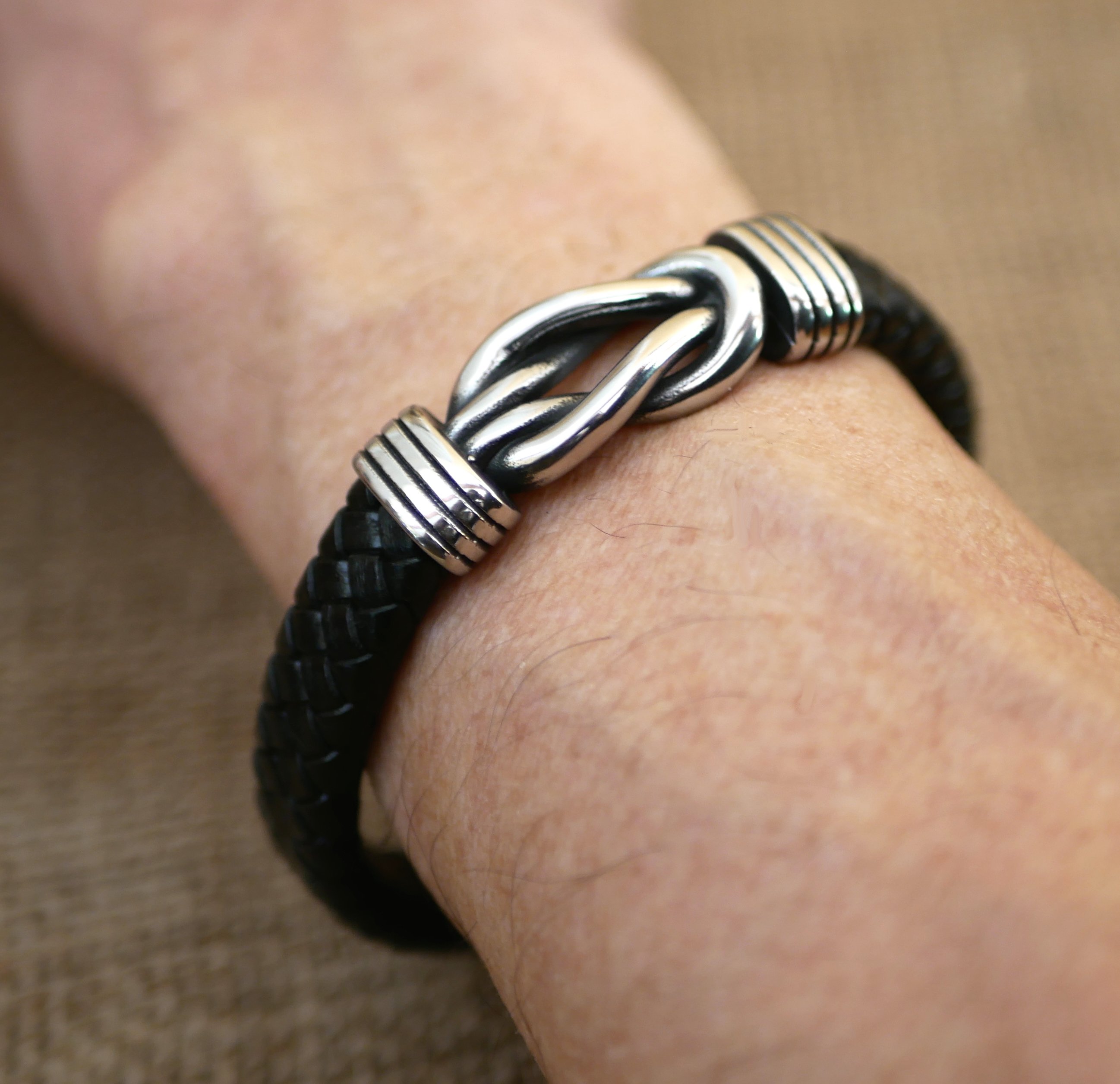 Bracciale in pelle nera con nodo celtico e chiusura magnetica in acciaio