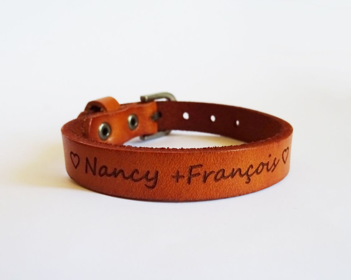 Bracciale da uomo in pelle Camel con incisione personalizzata 