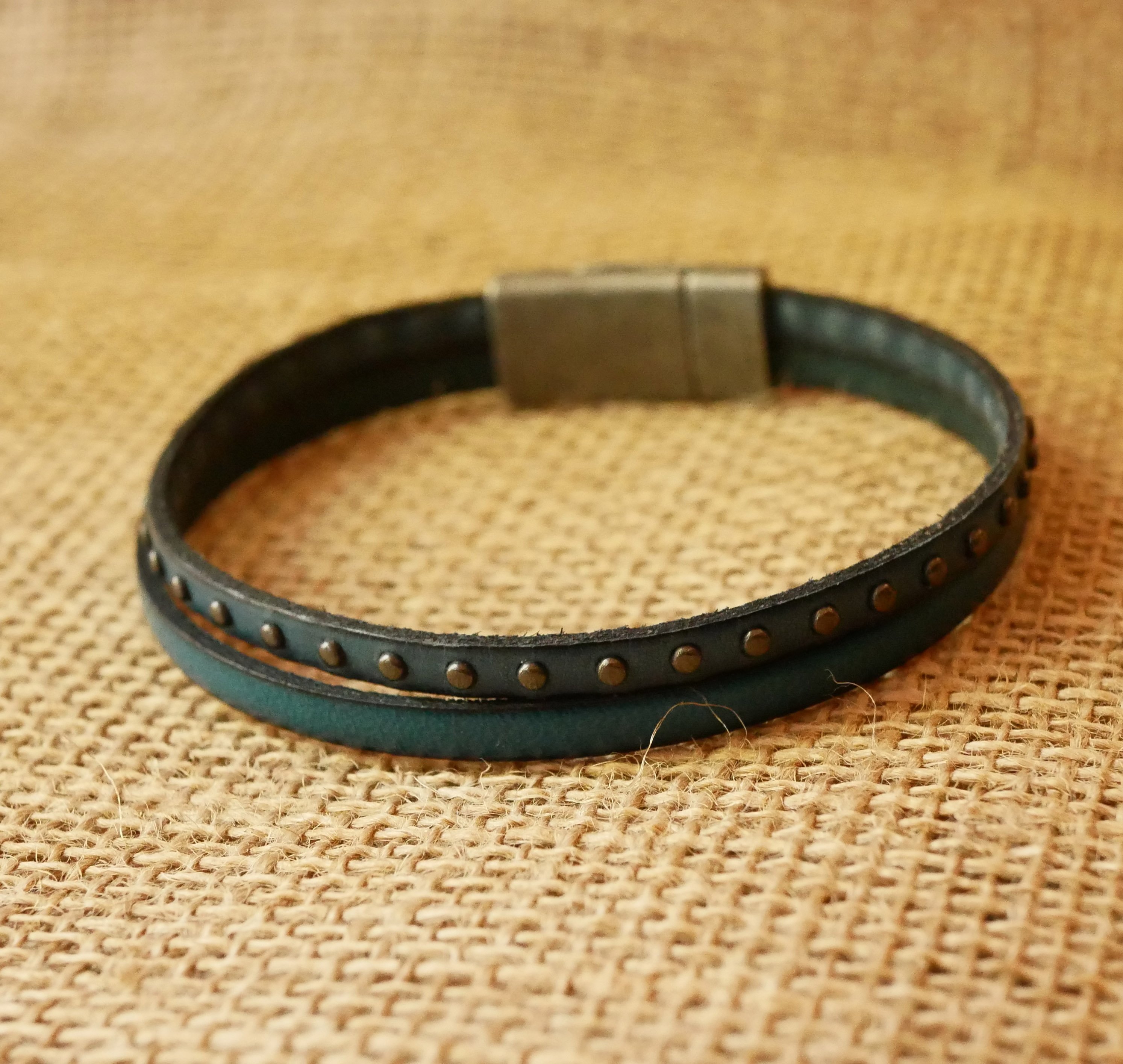 Bracciale duo da uomo in pelle blu con borchie