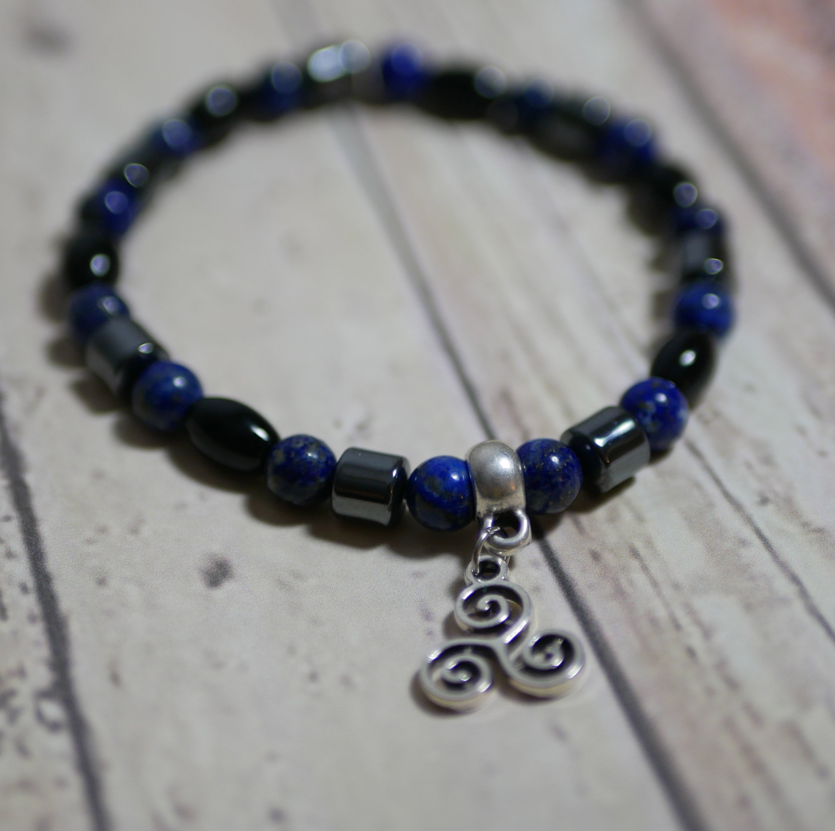 Bracciale da uomo in perle nere blu e ciondolo a scelta