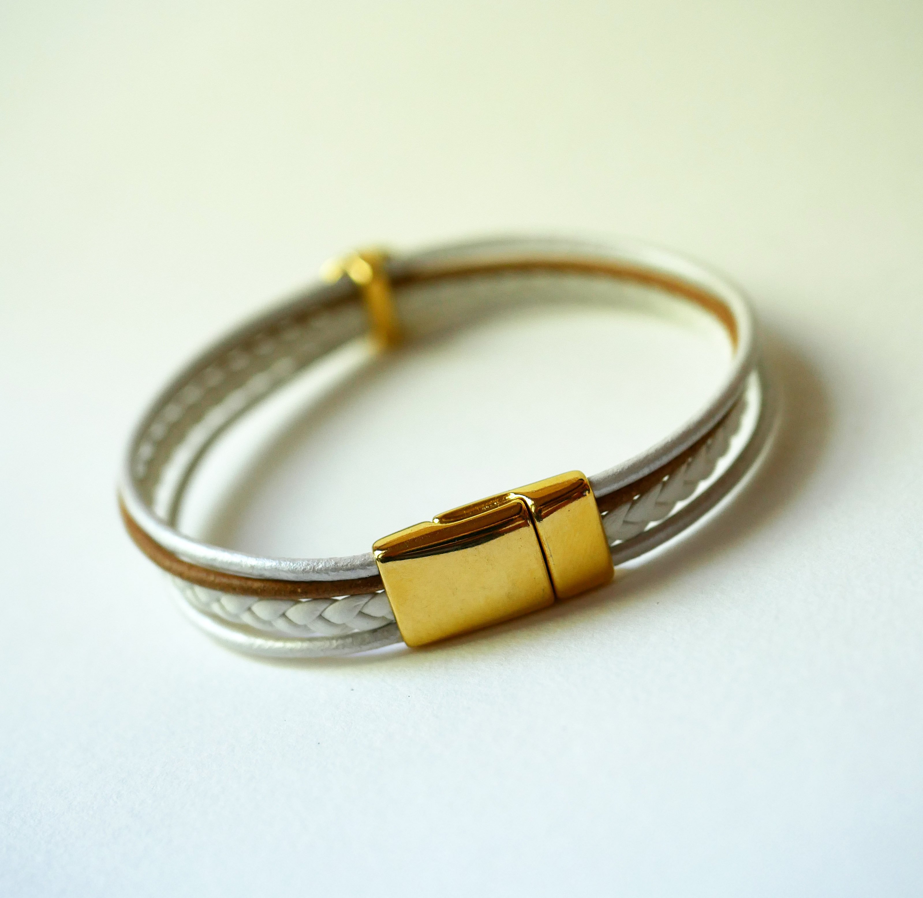 Bracelet manchette cuir blanc et doré au cabochon Arbre de vie