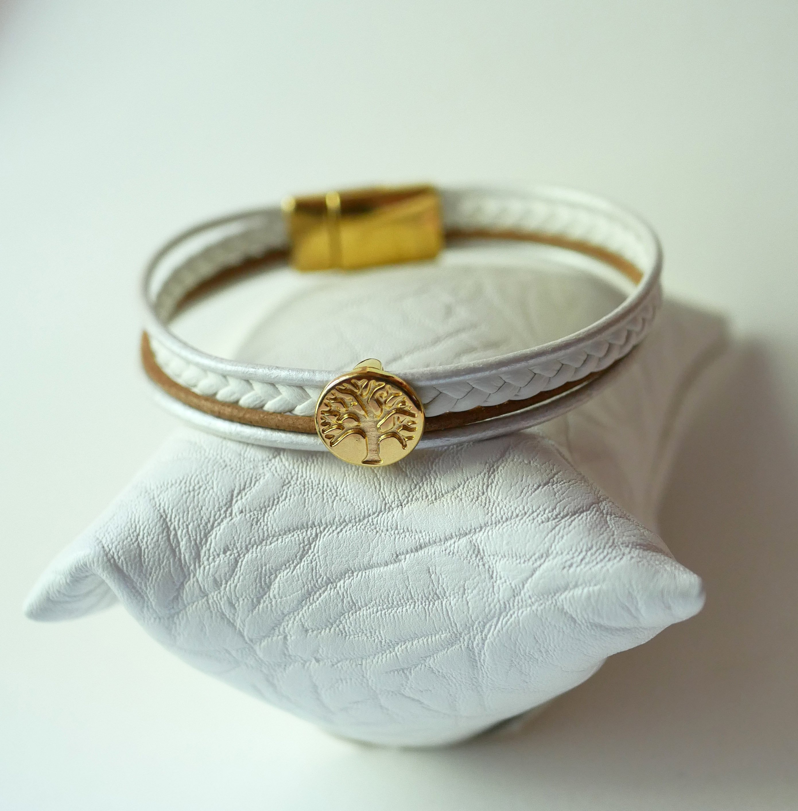 Bracelet manchette cuir blanc et doré au cabochon Arbre de vie