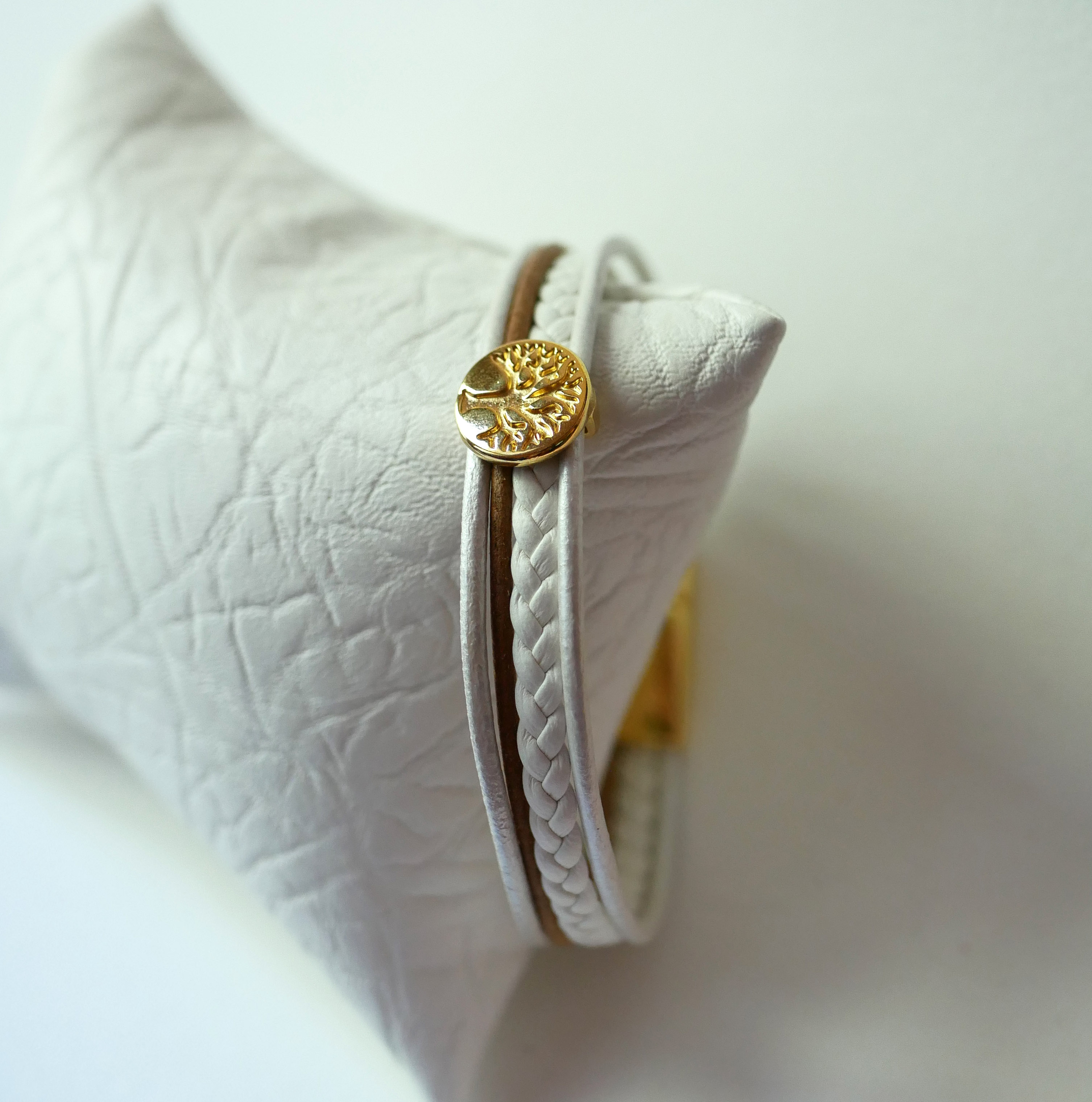 Bracelet manchette cuir blanc et doré au cabochon Arbre de vie