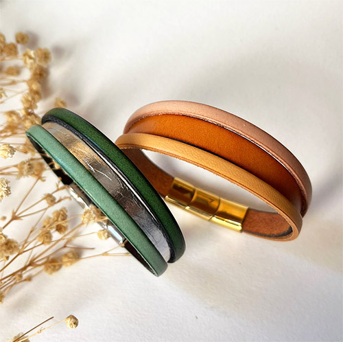 Bracciale da donna in pelle bicolore con messaggio inciso nascosto