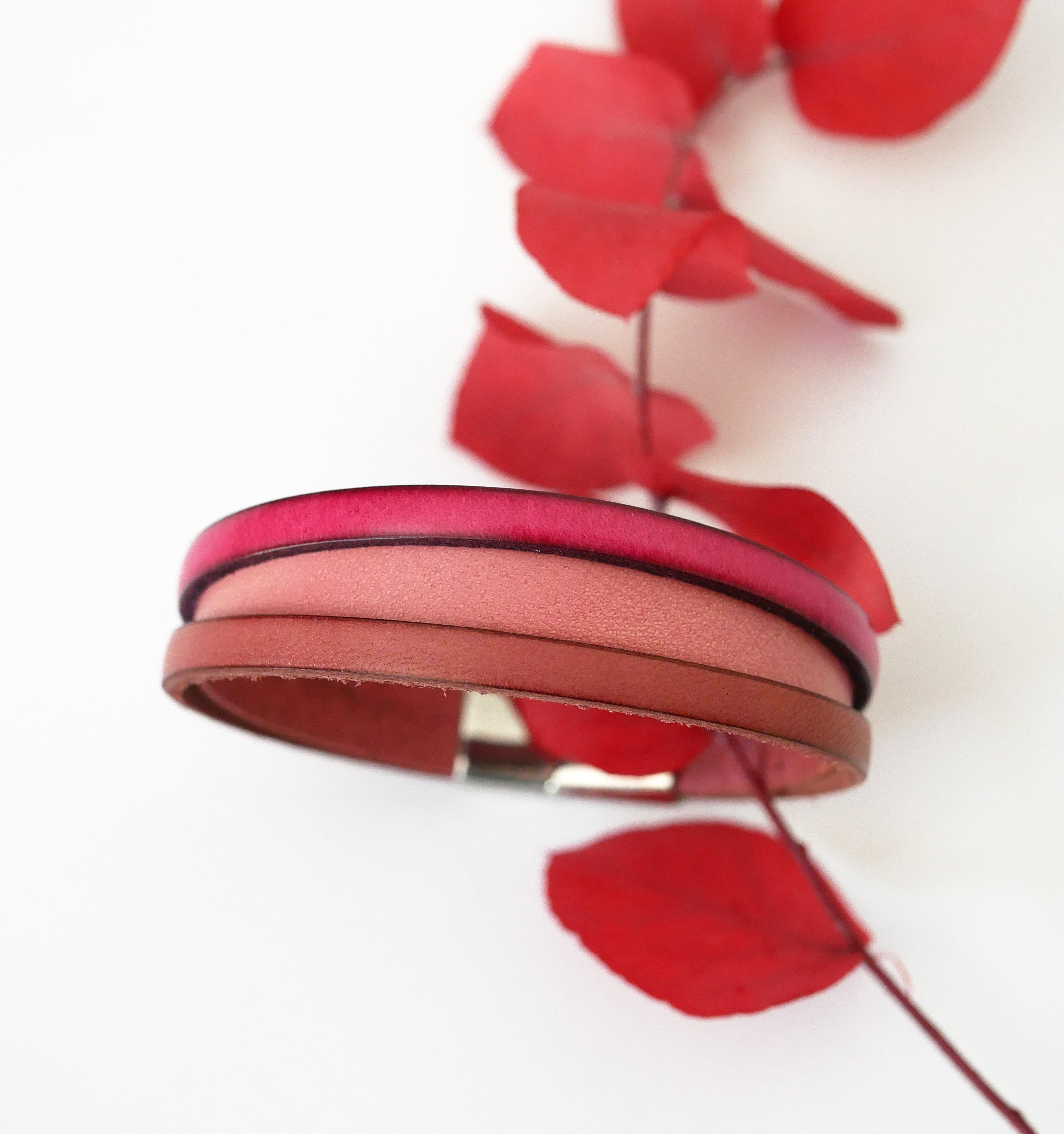 Bracciale da donna in pelle bicolore con messaggio inciso nascosto