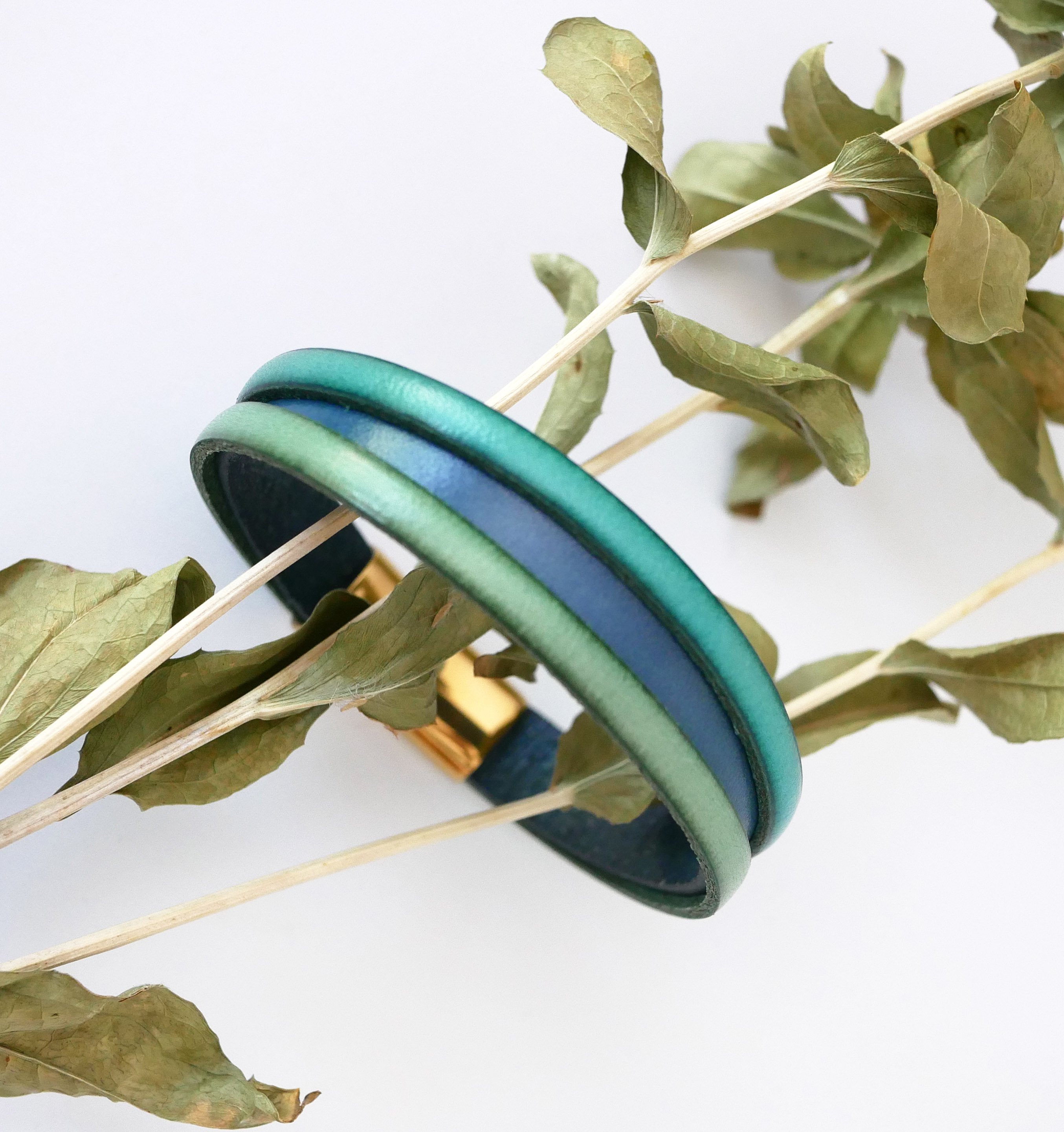 Bracciale da donna in pelle bicolore con messaggio inciso nascosto