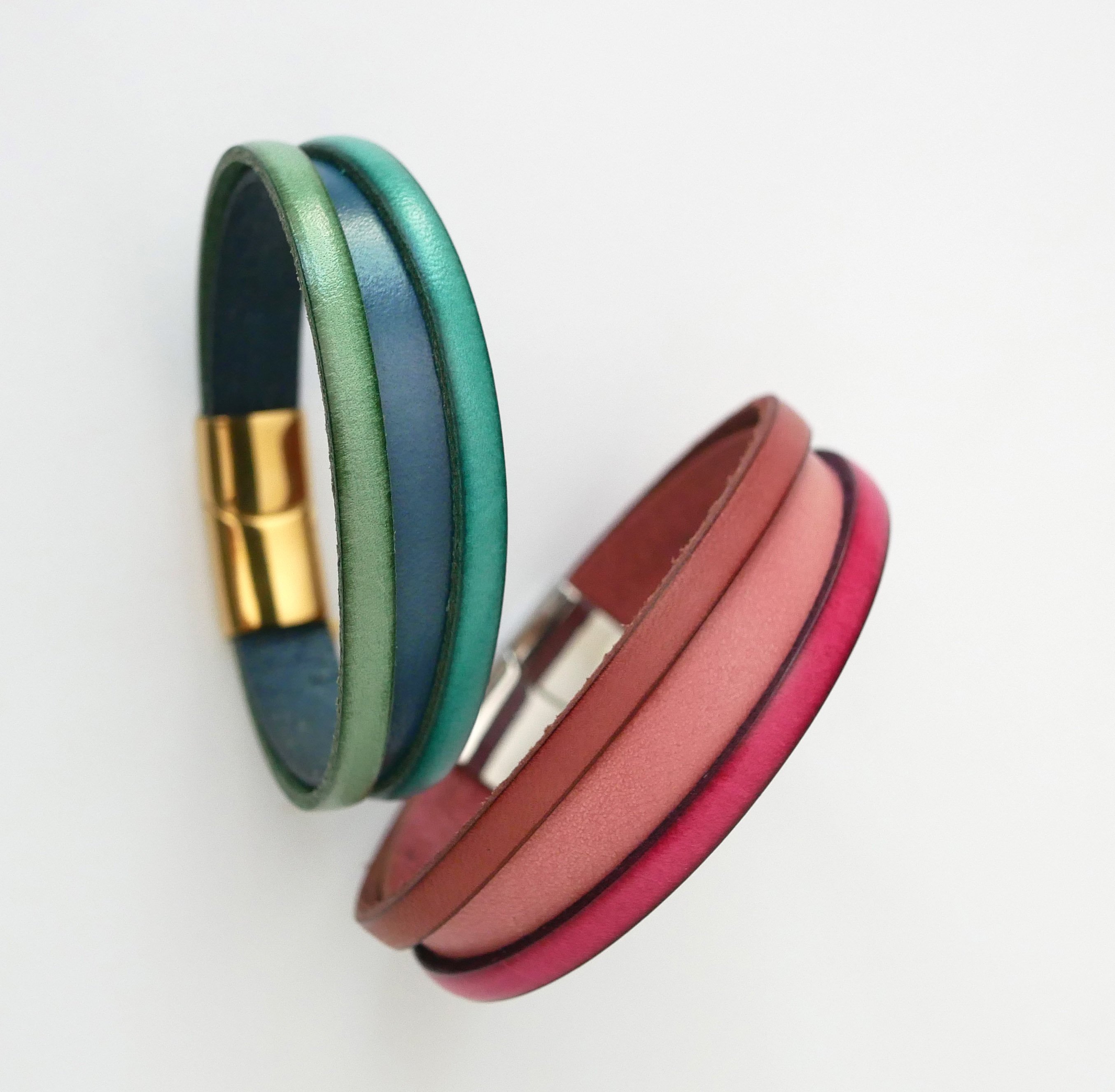 Bracciale da donna in pelle bicolore con messaggio inciso nascosto